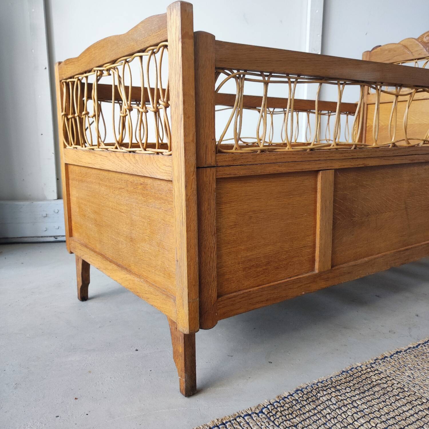 Lit bébé vintage bois verni et osier tressé