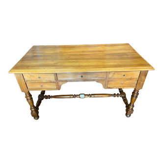 Bureau plat en noyer de style Louis Philippe pieds tournés reliés par une entretoise,  5 tiroirs.