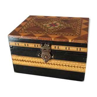 Coffret ancien motifs en marqueterie