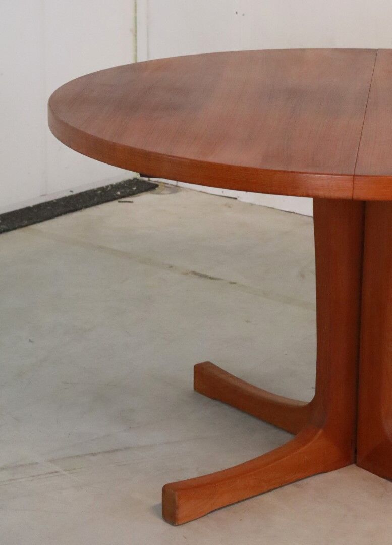 Danish design round dining table 2x extendable 'mejls'