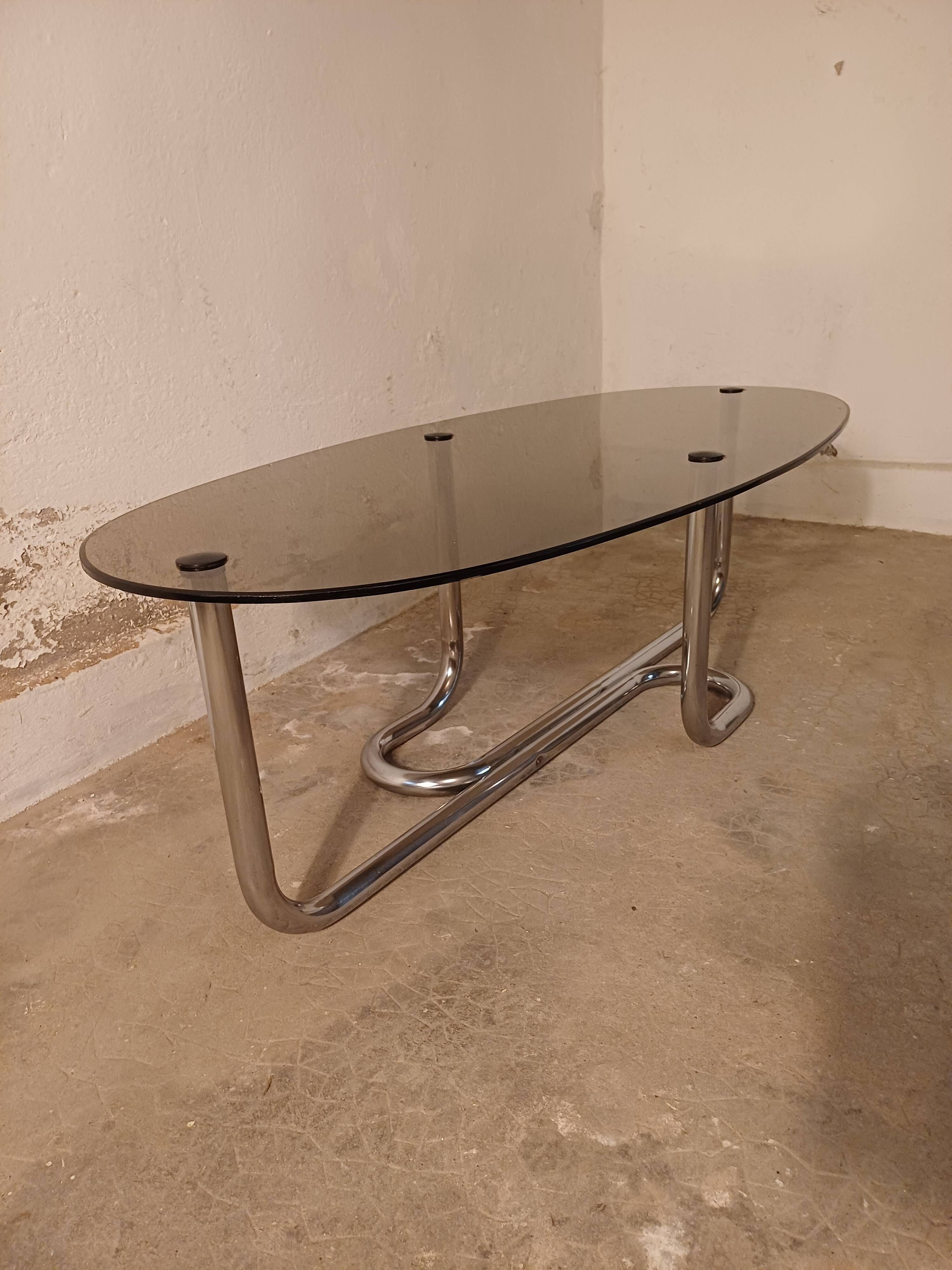 Table basse en verre fumé et métal chromé
