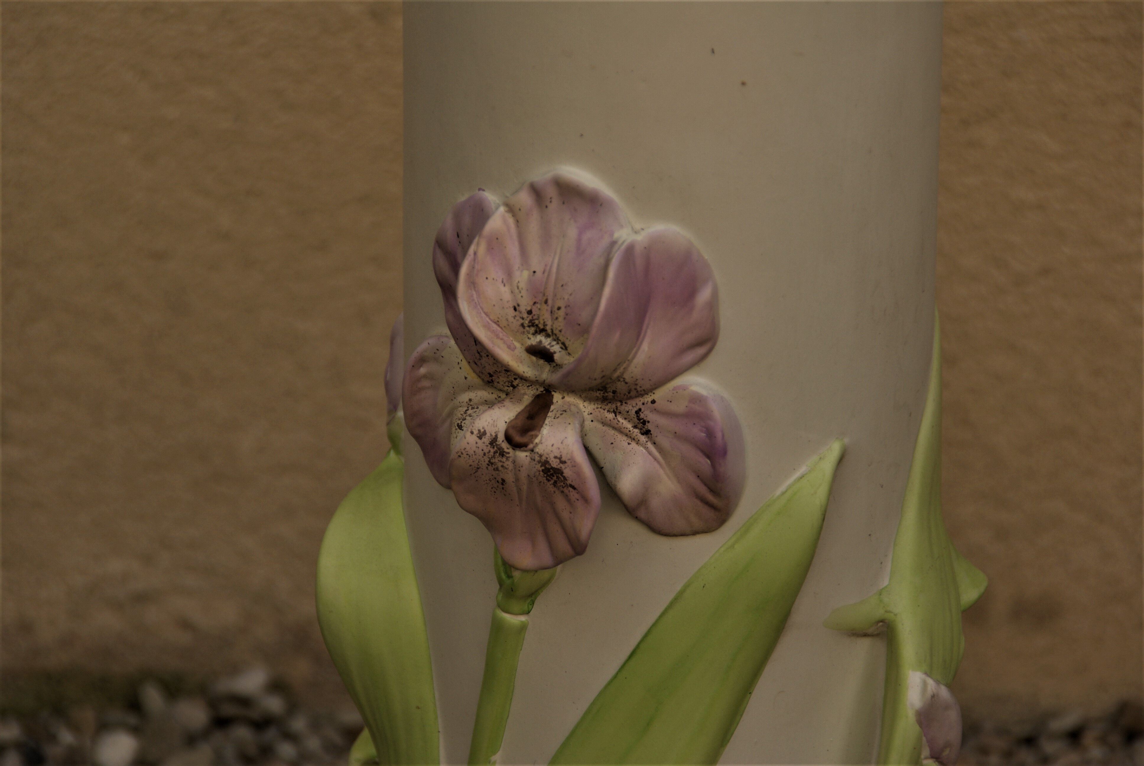 Pot cover with earthenware column