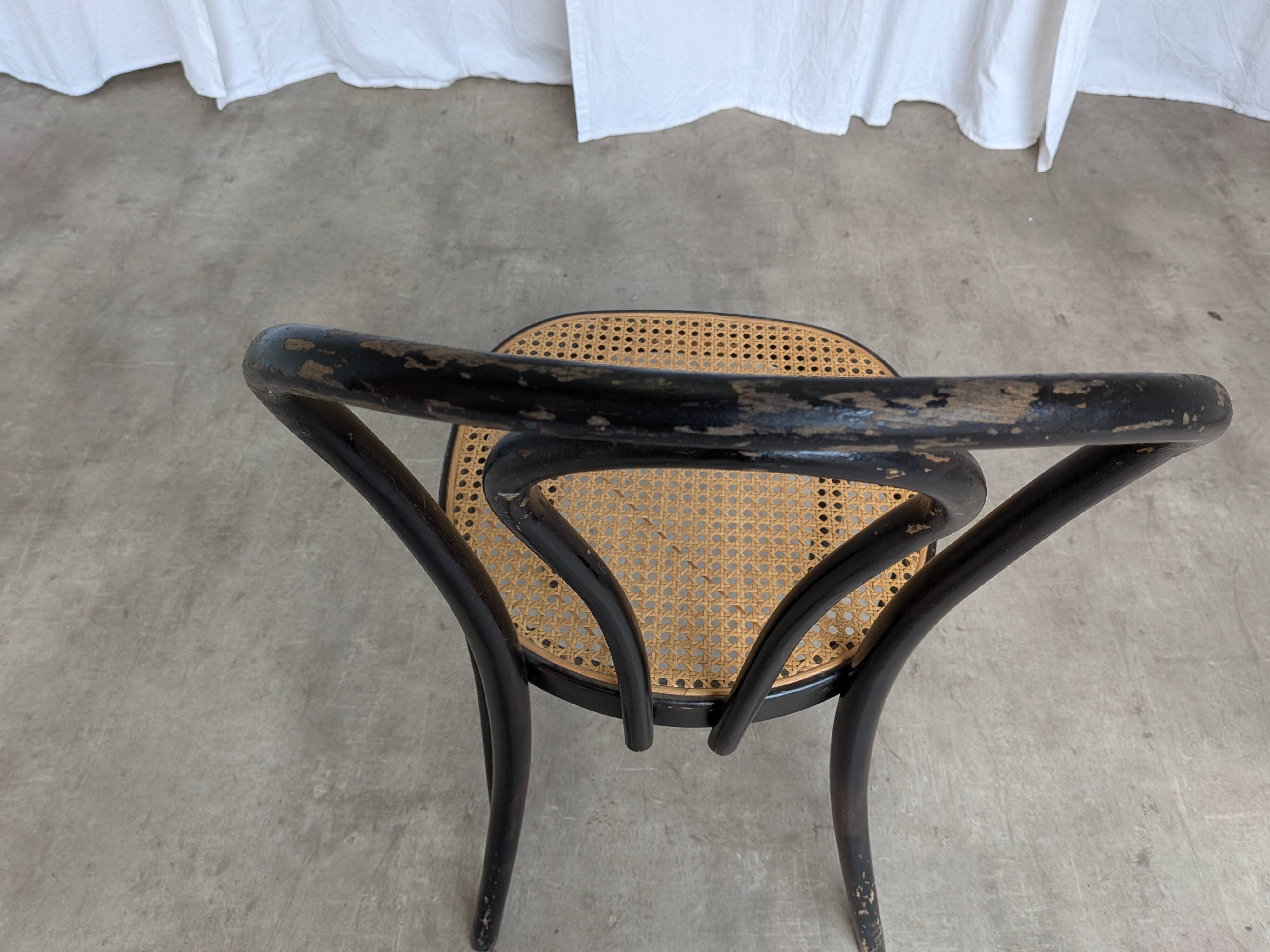 Chaise de salle à manger vintage style Thonet en bois noir et assise en cannage 1970