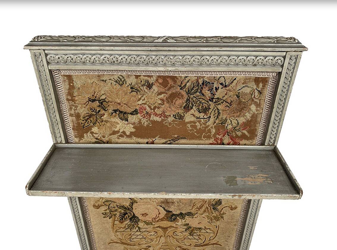 Grey lacquered wooden fireplace screen in Louis XVI style, circa 1900.
