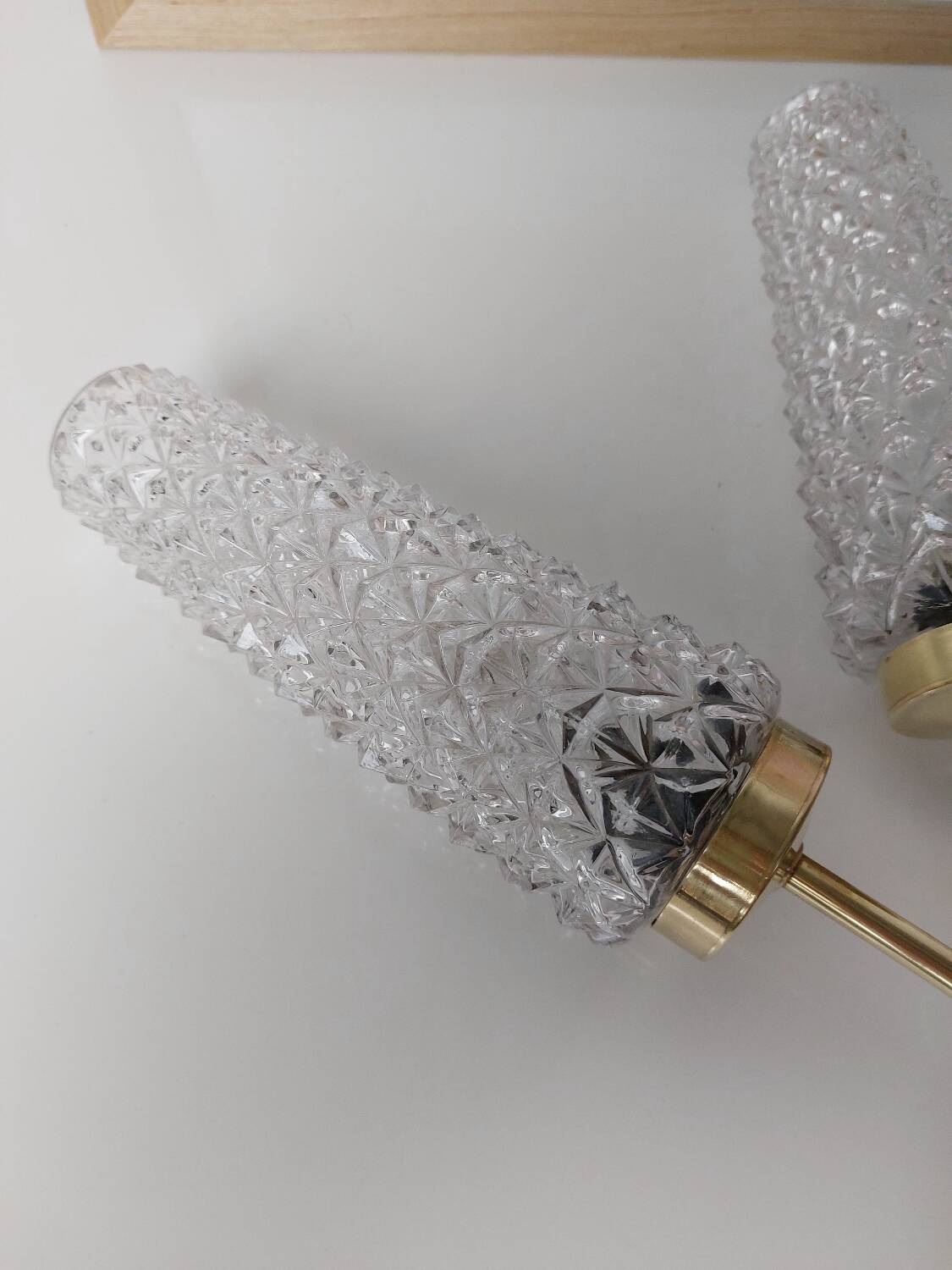 Gold wall light with diamond tips