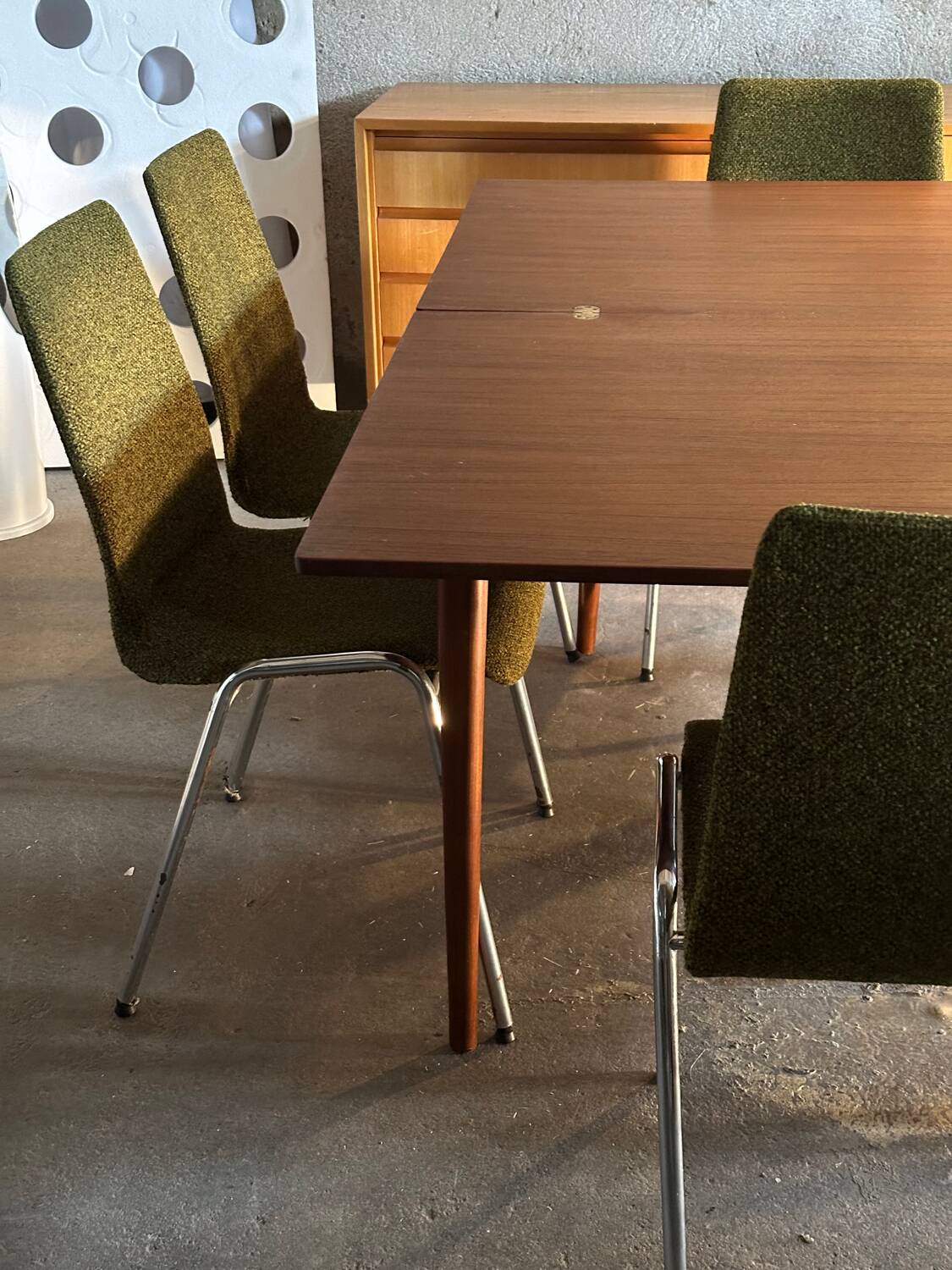 Extendable teak and teak veneer dining table