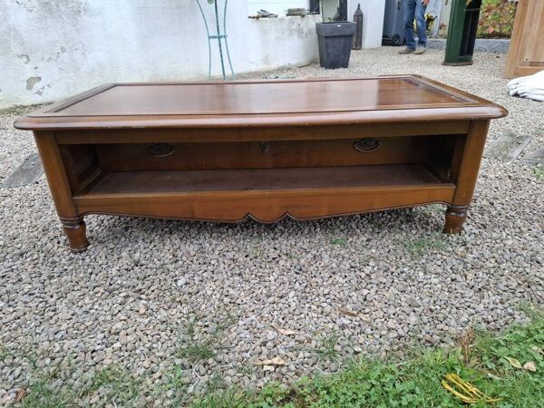Table basse en merisier avec tiroir pouvant s'ouvrir sur les 2 cotés