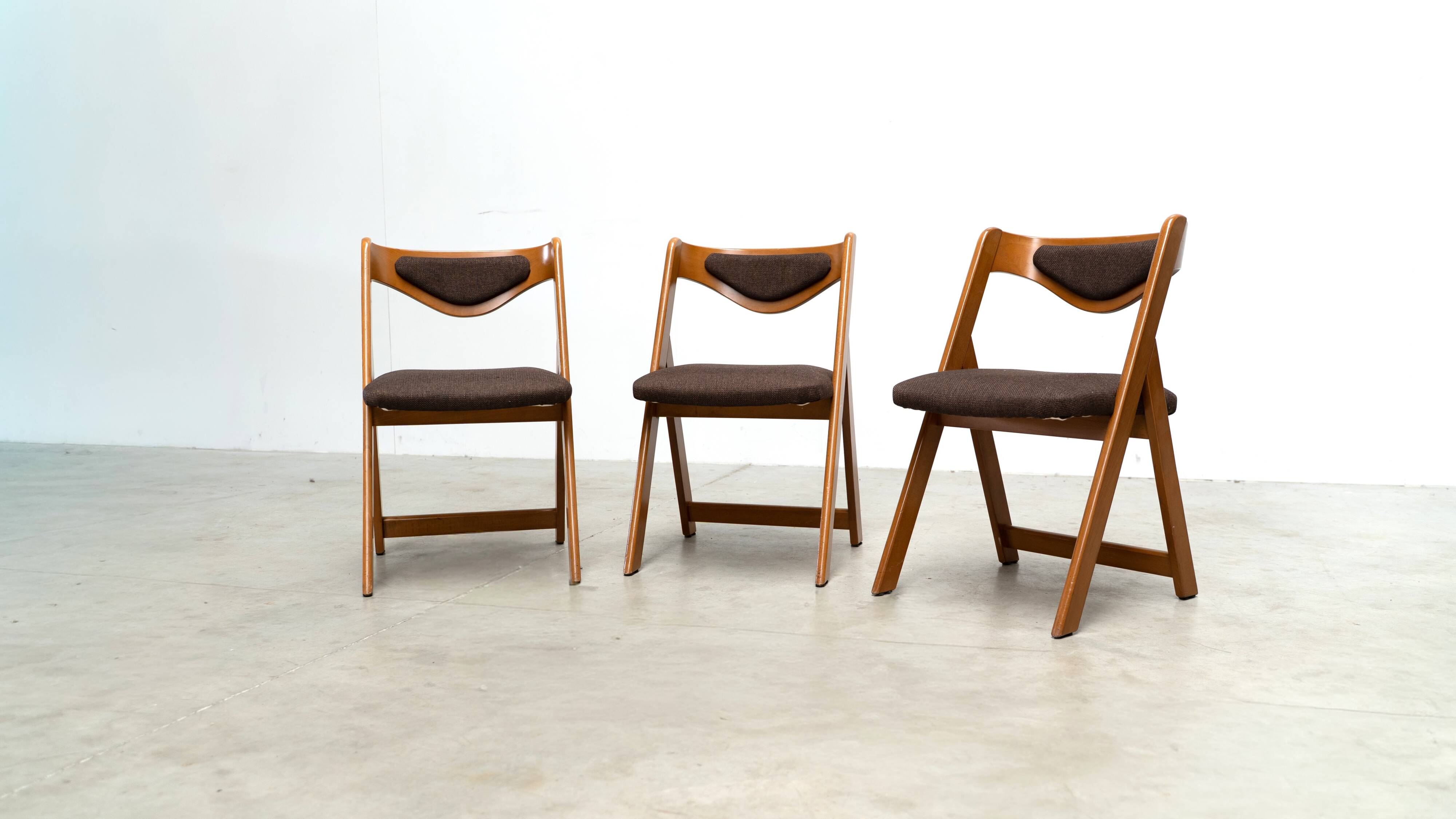 Ensemble de six chaises de salle à manger sculpturales italiennes.