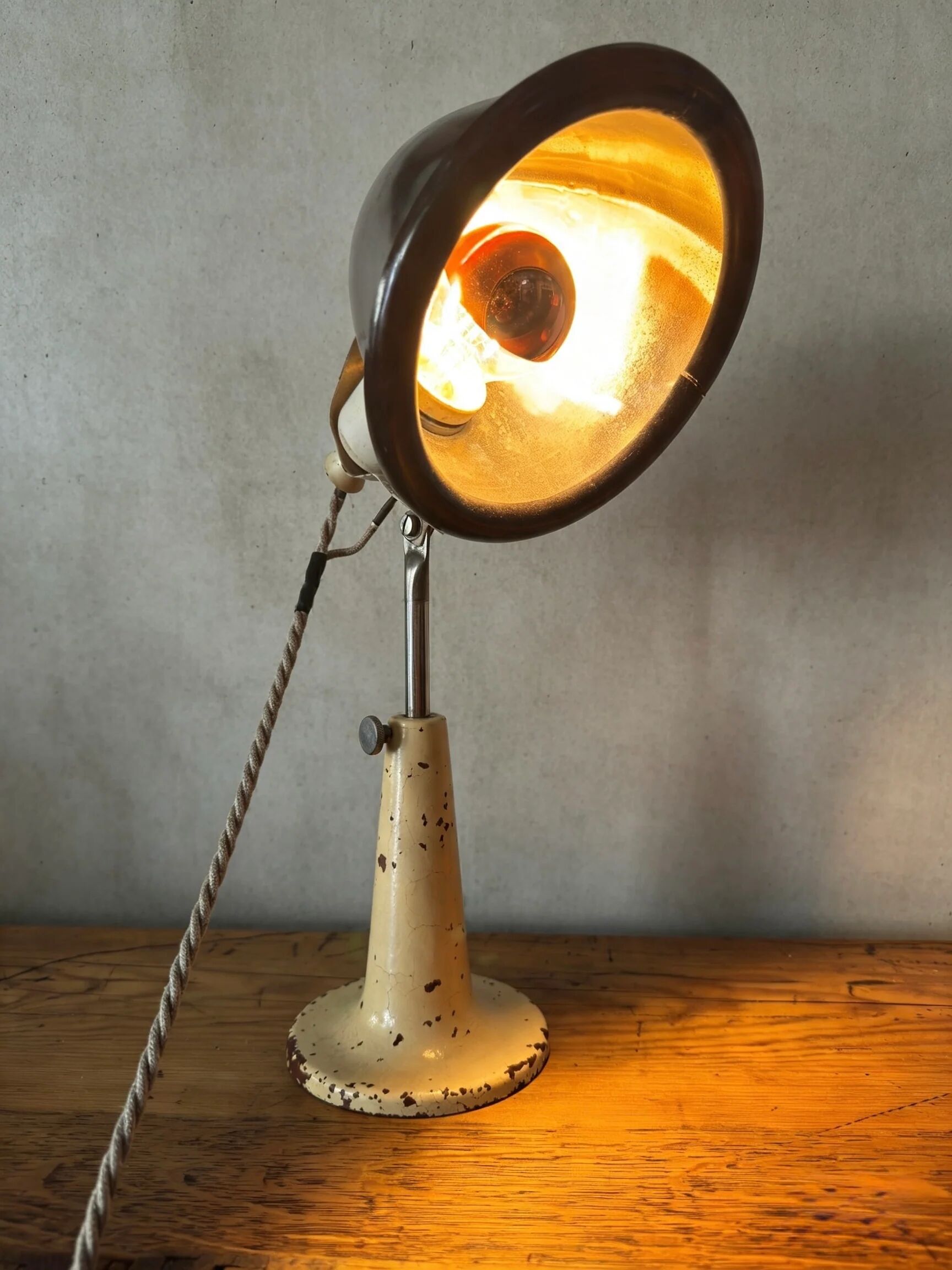 Lampe de table dans le style de Fritz Pendorff (RDA) vers les années 1950.
