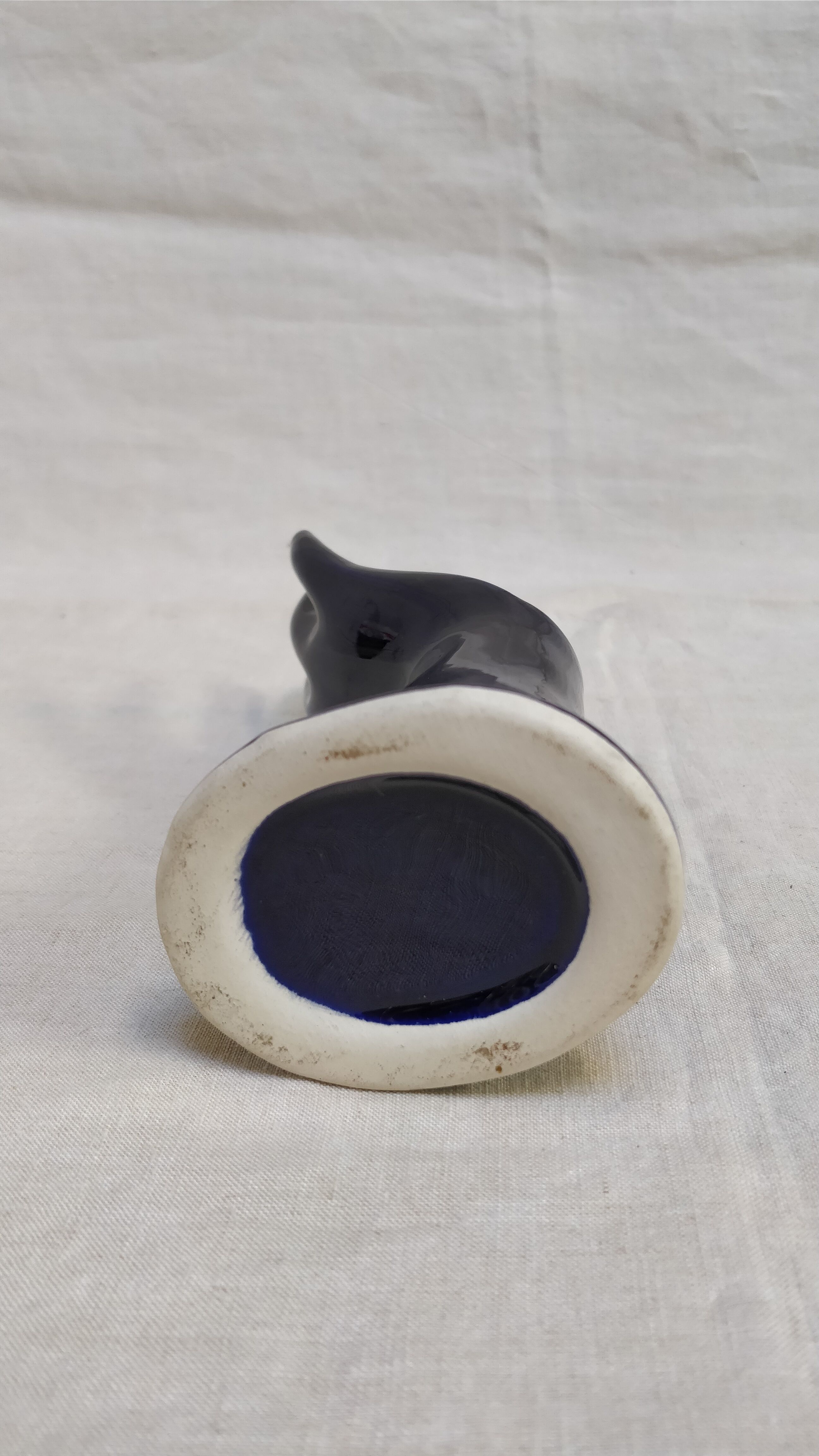 Hand baguier and blue soliflore overseas