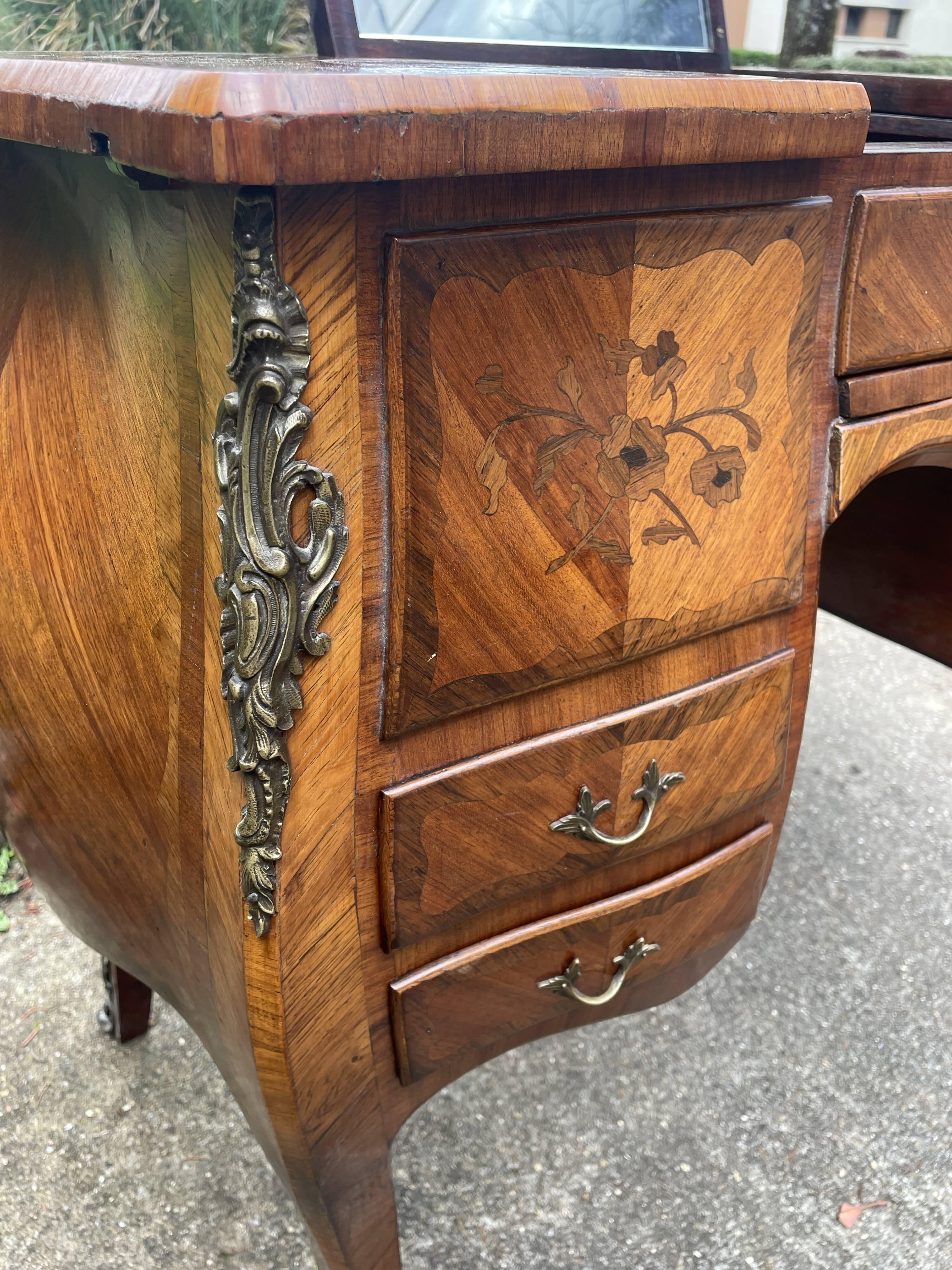 Beautiful marquetry dressing table with floral decoration, all curved (curved) faces in Louis XV style.