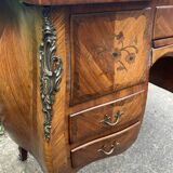 Beautiful marquetry dressing table with floral decoration, all curved (curved) faces in Louis XV style.