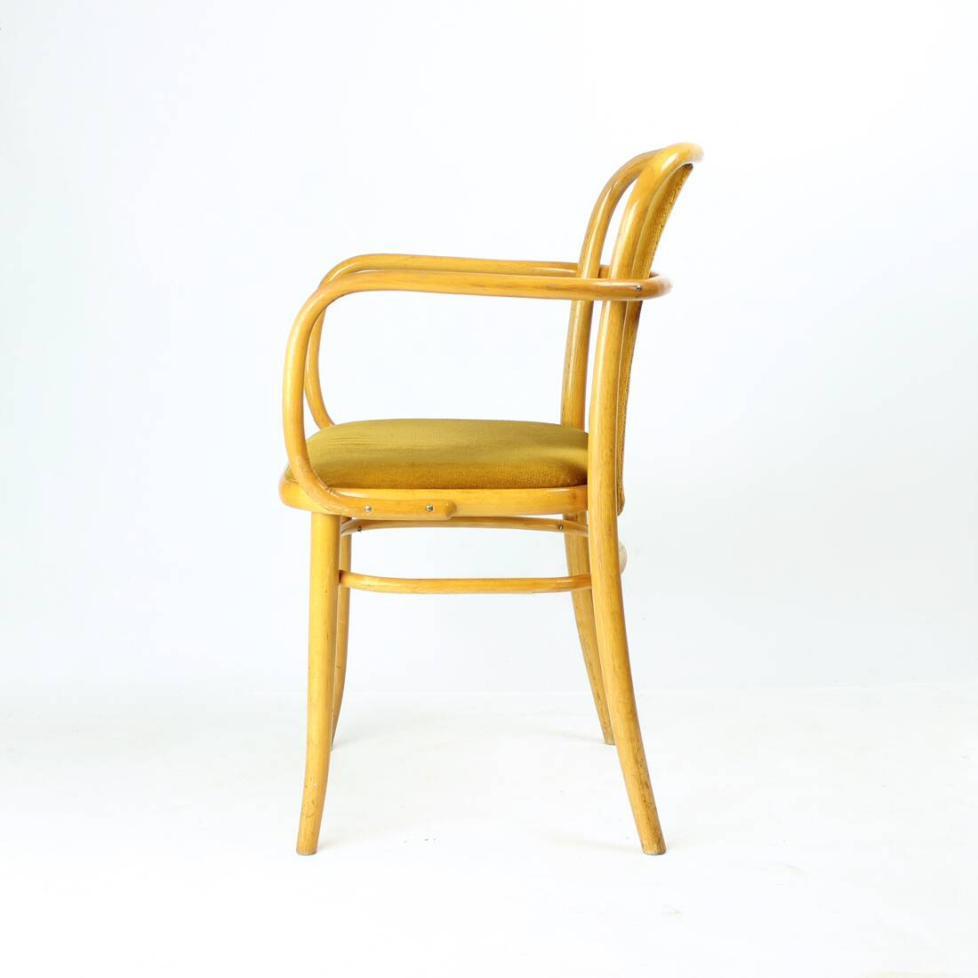 Fauteuil Ton en bois courbé et velours doré, Tchécoslovaquie 1930, 40 disponibles