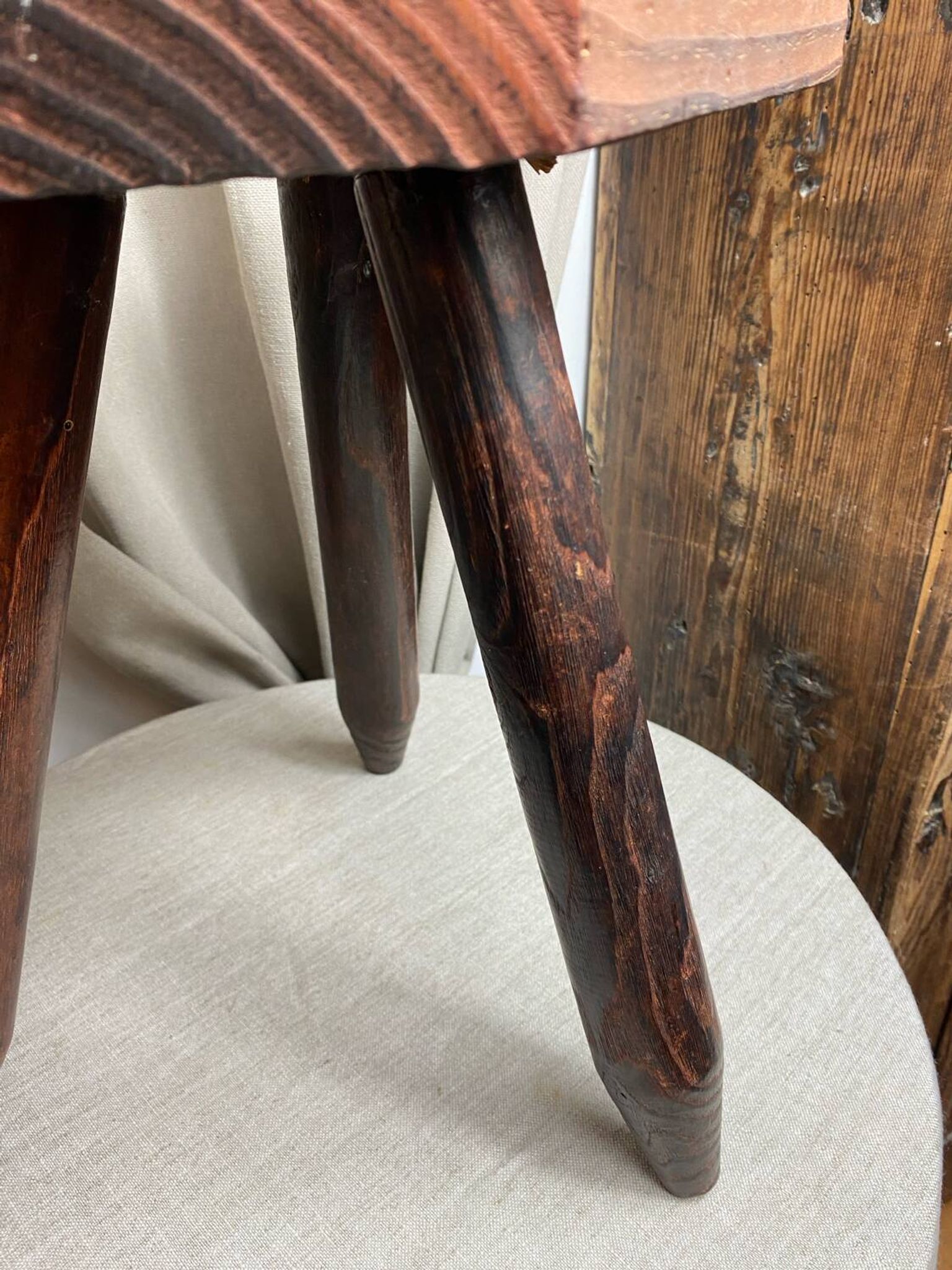 Tabouret de ferme français  tripode en bois années 60