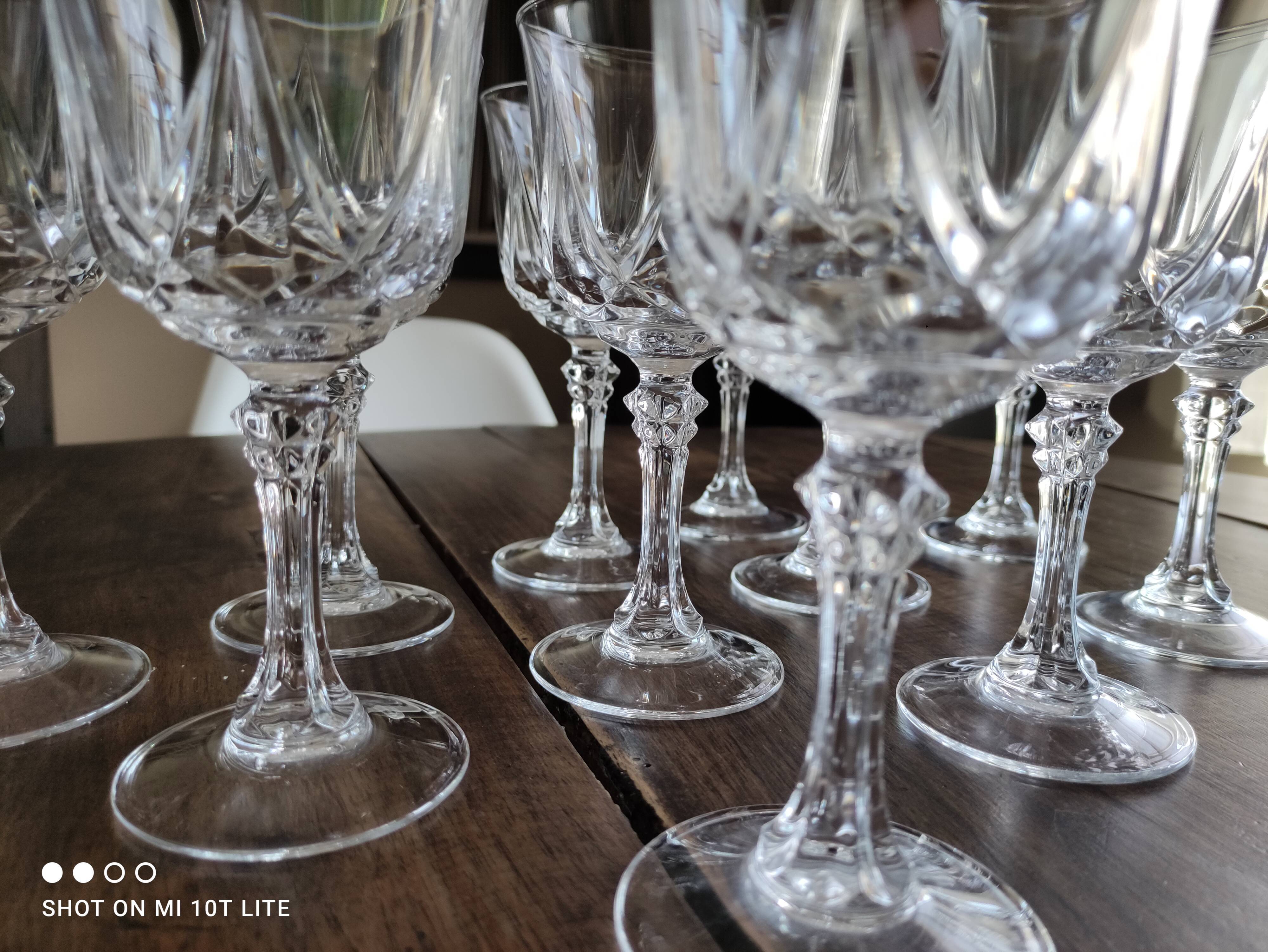 Lot de 12 verres à vin blanc en cristal ciselé