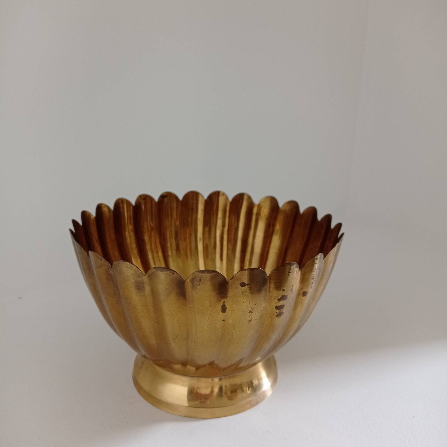 Scalloped cup in gilded brass