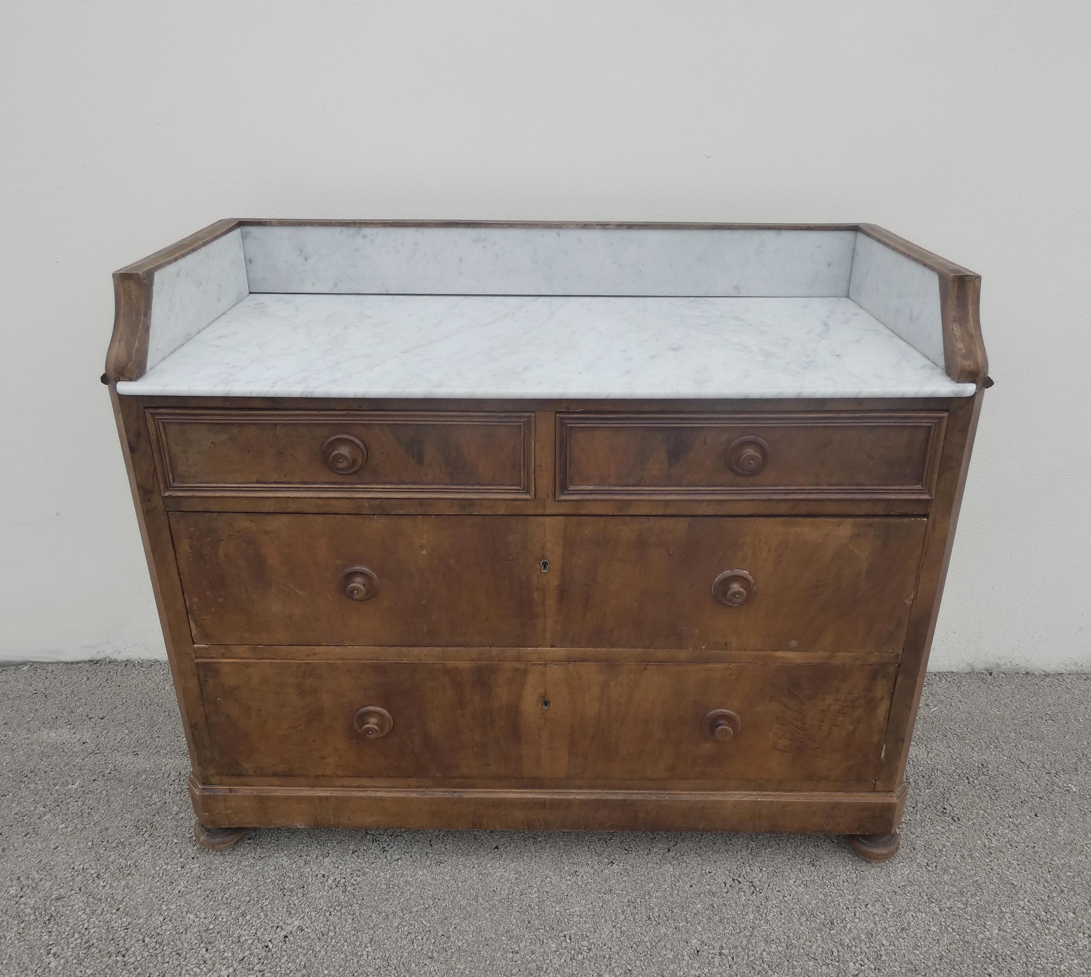 Ancienne commode en bois et marbre