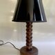 Lampe bois taillé, câble tissu neuf, abat-jour papier