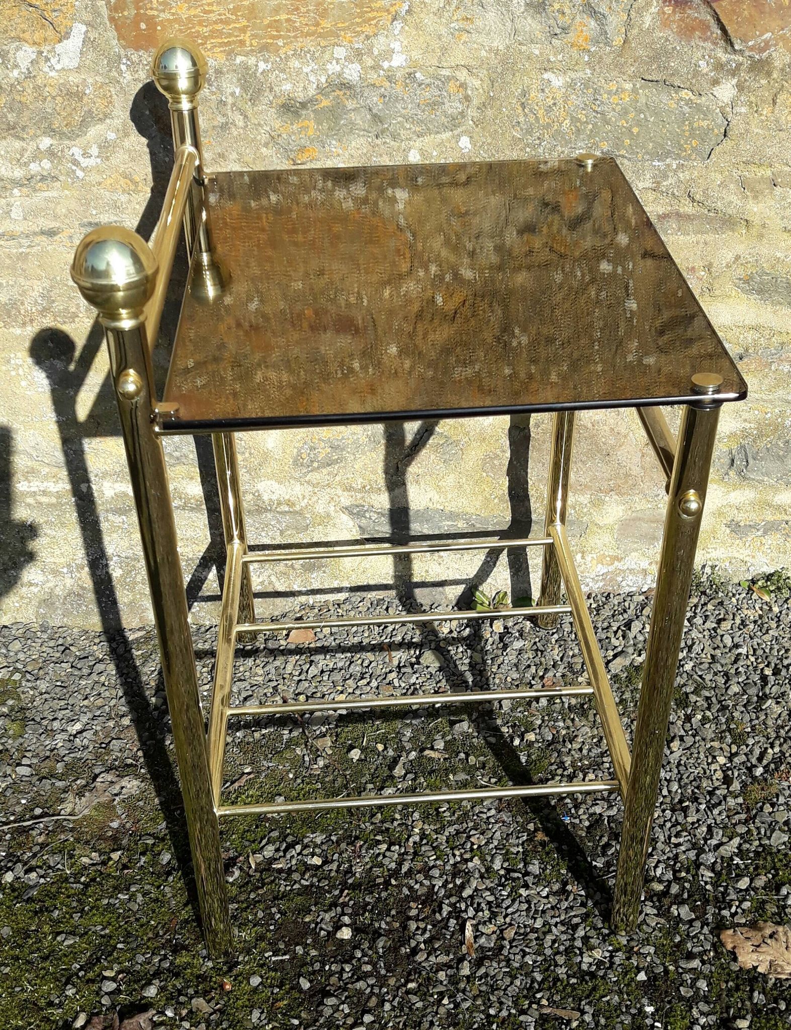 Table de chevet ou bout de canapé en verre miroir et métal doré