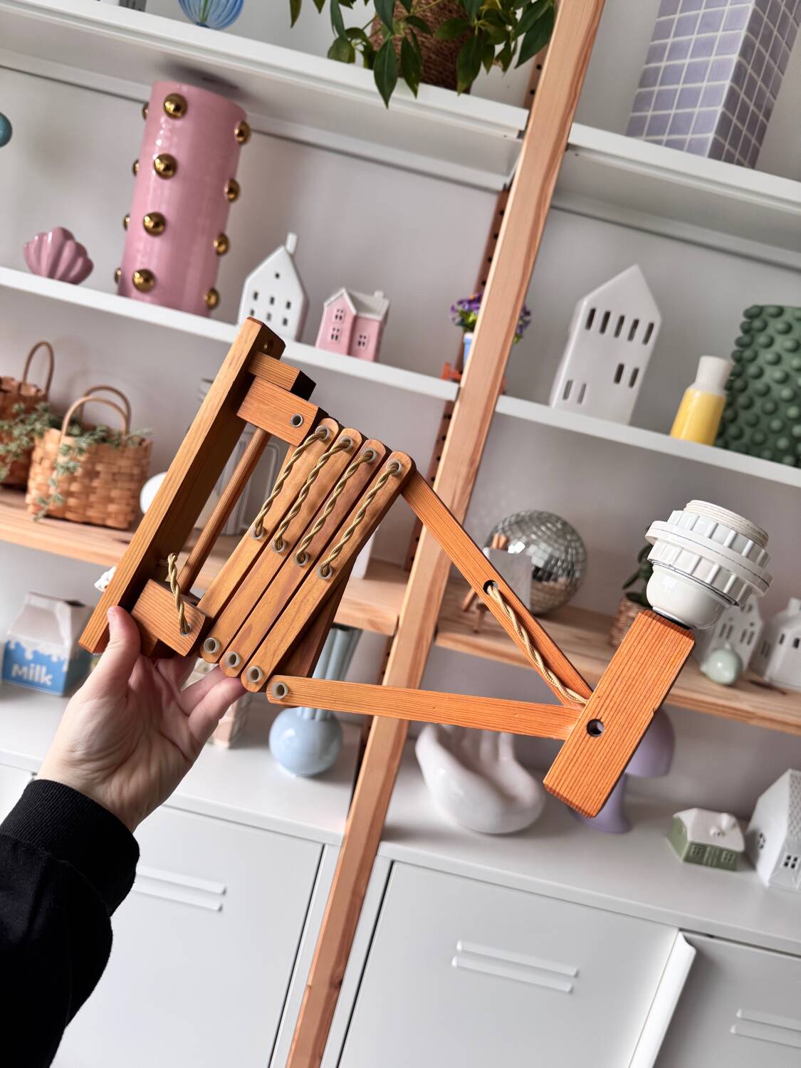 Extendable wooden wall lamp