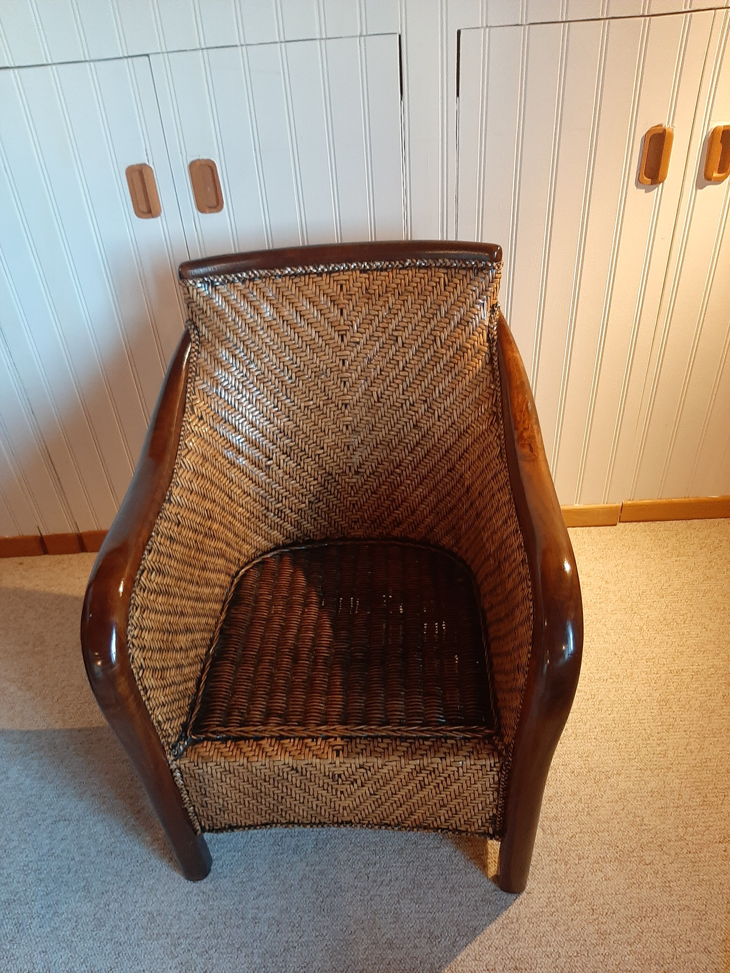 Fauteuil rotin tressé et bois exotique
