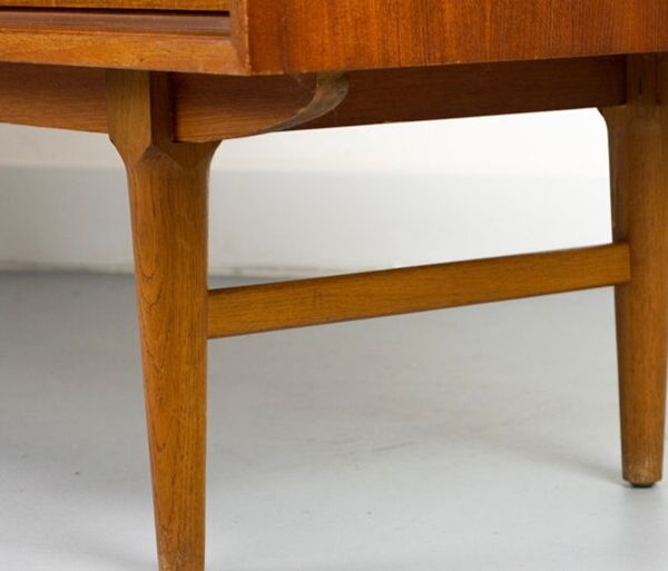 Enfilade en teck avec porte coulissante et tiroirs, années 1960