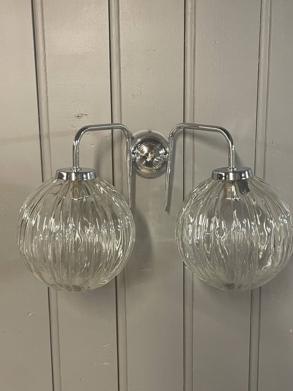 Wall light with 2 chrome-plated metal and glass globes