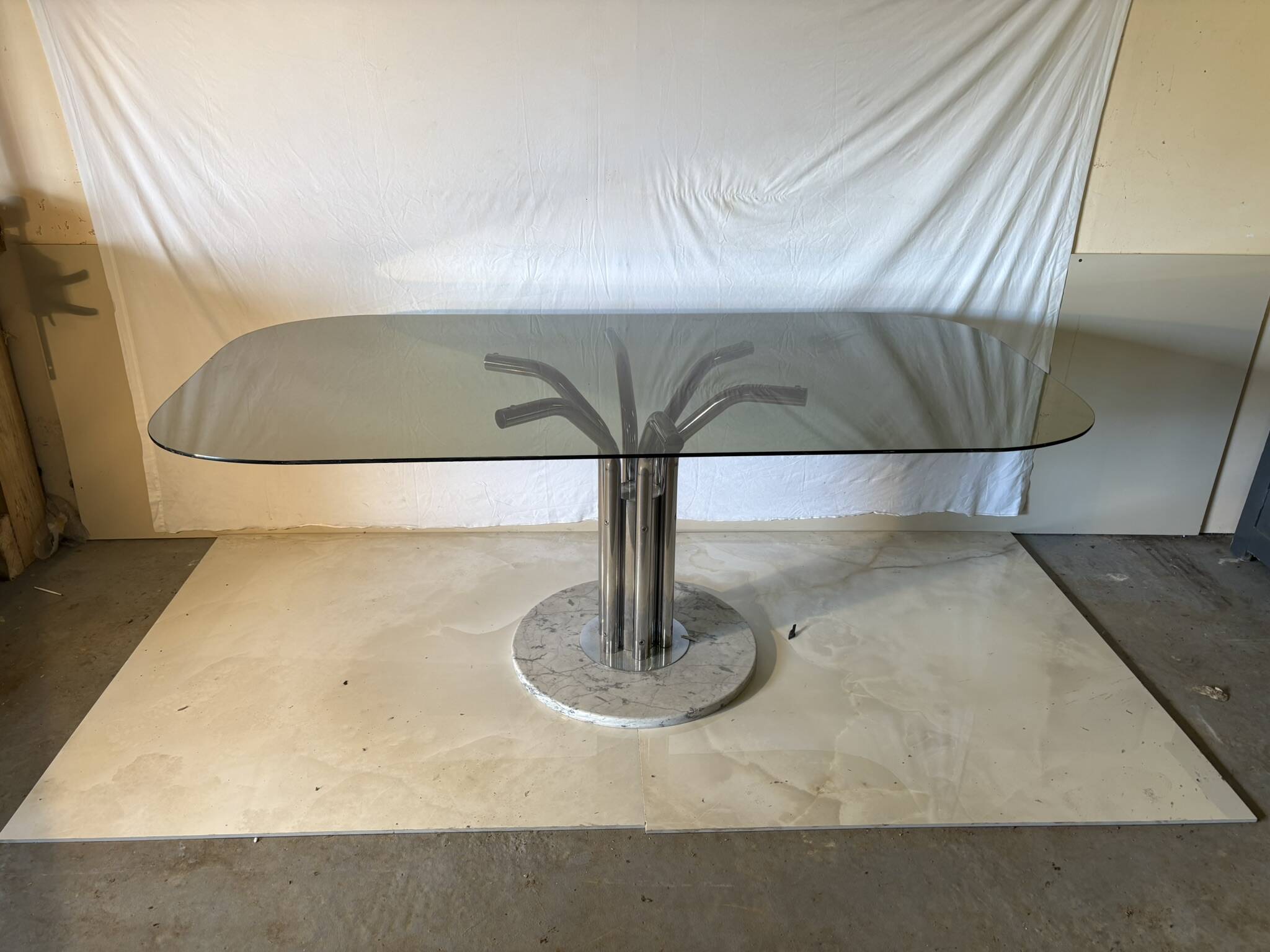 Table à manger vintage en verre fumé et piètement sculptural, années 70