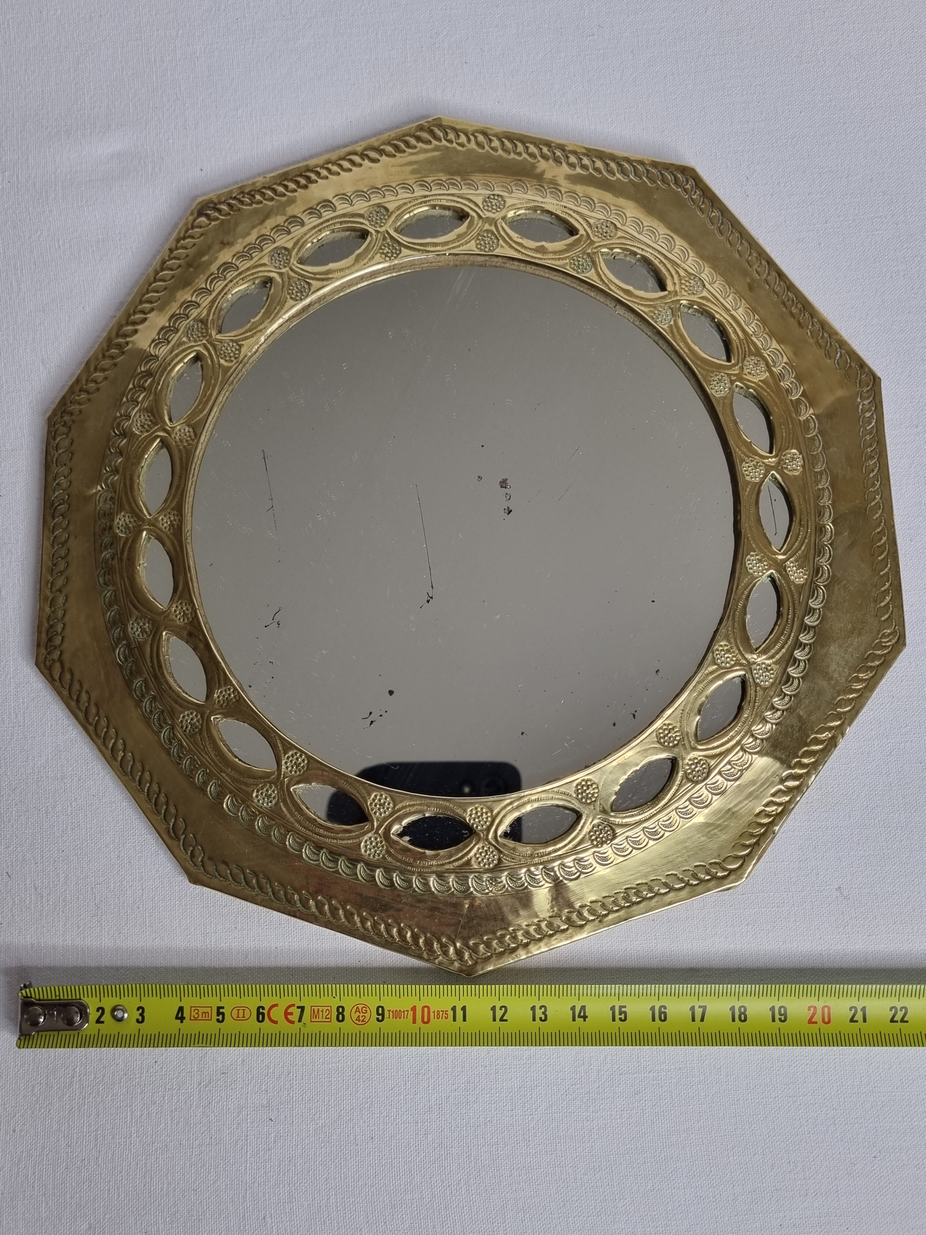 Vintage Moroccan mirror in hammered brass with openwork decoration, 22 cm