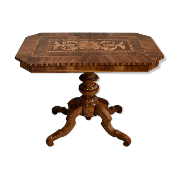 Table marquetée en noyer et bois clairs, 2ème partie du XIXe