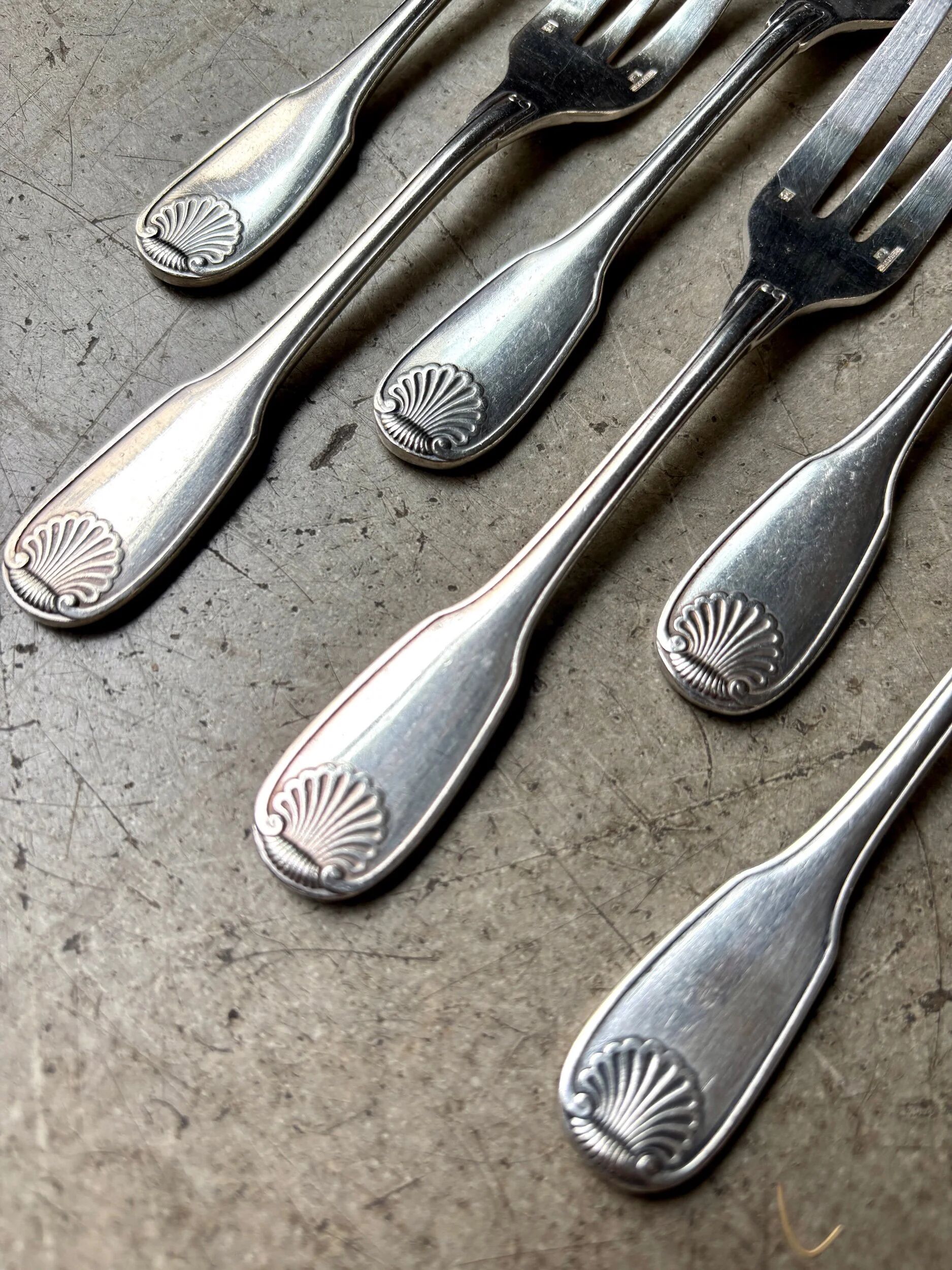 6 dessert forks, Christofle pie in silver-plated metal, shell decoration.