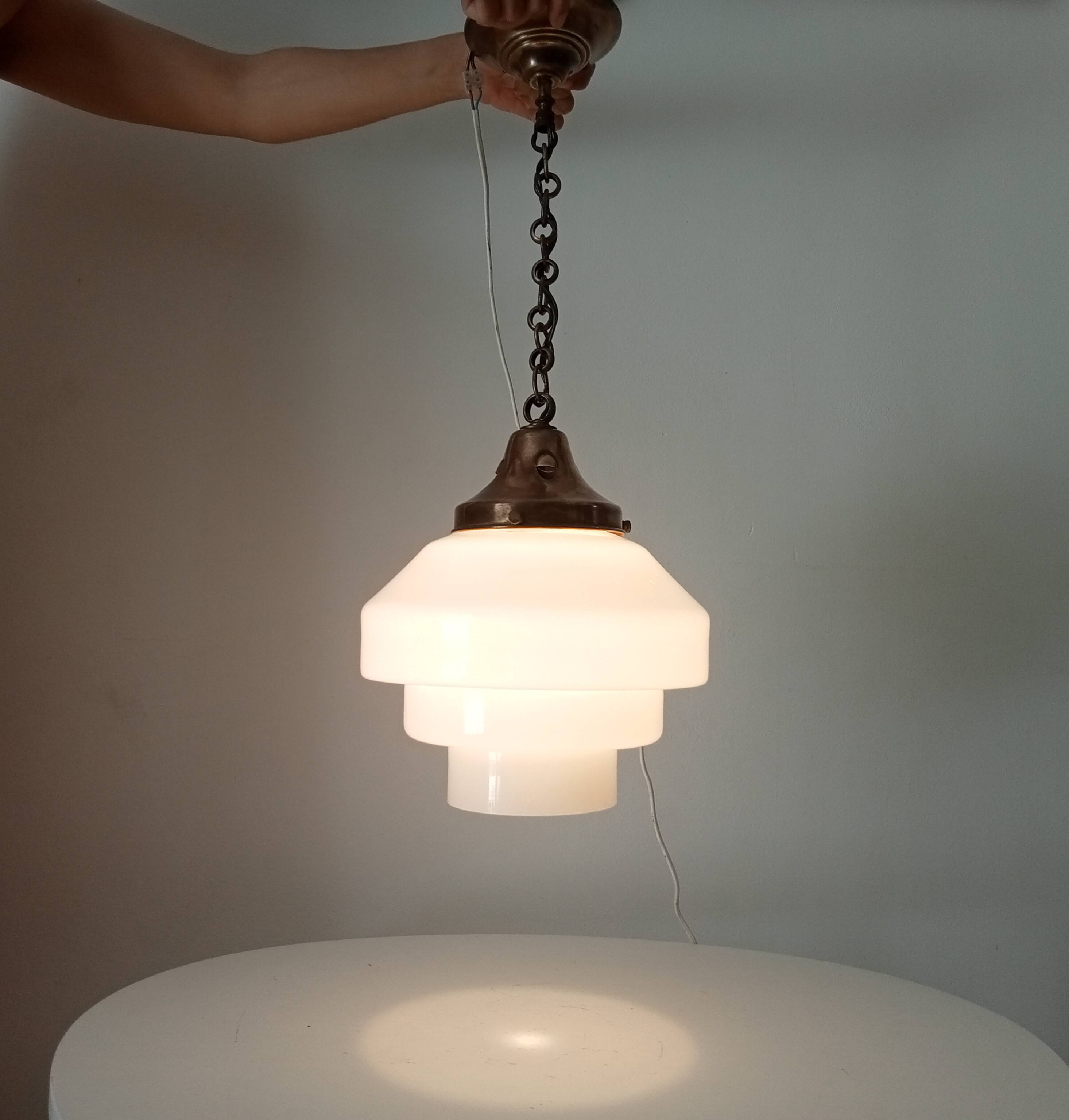 Art Deco "Skyscraper" suspension from the 1930s in opaline and brass.