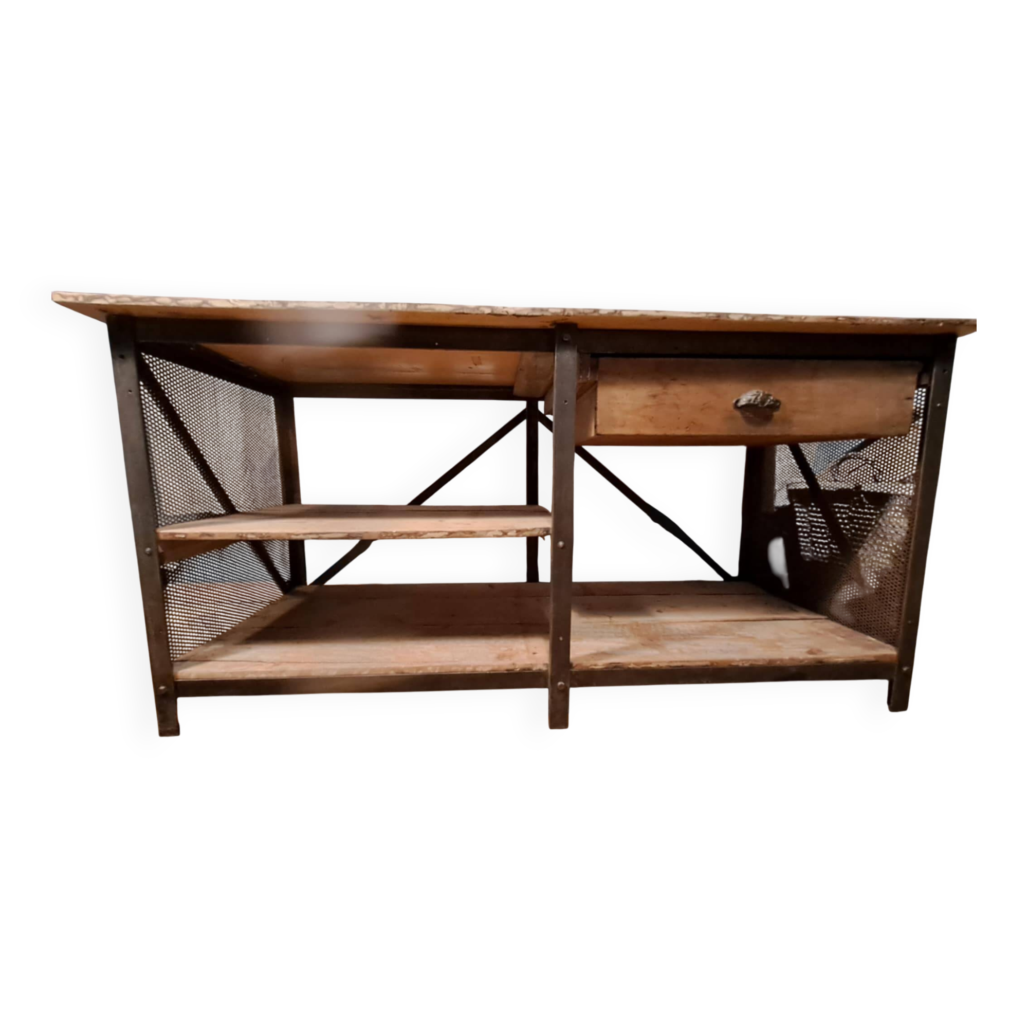 Industrial-style decorative furniture. Visible in the series Le Baron noir.