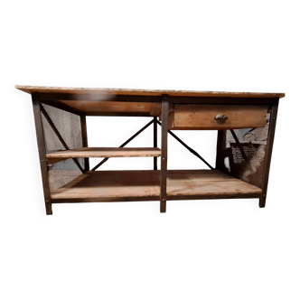 Industrial-style decorative furniture. Visible in the series Le Baron noir.