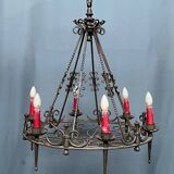 Lustre forgé de style gothique.