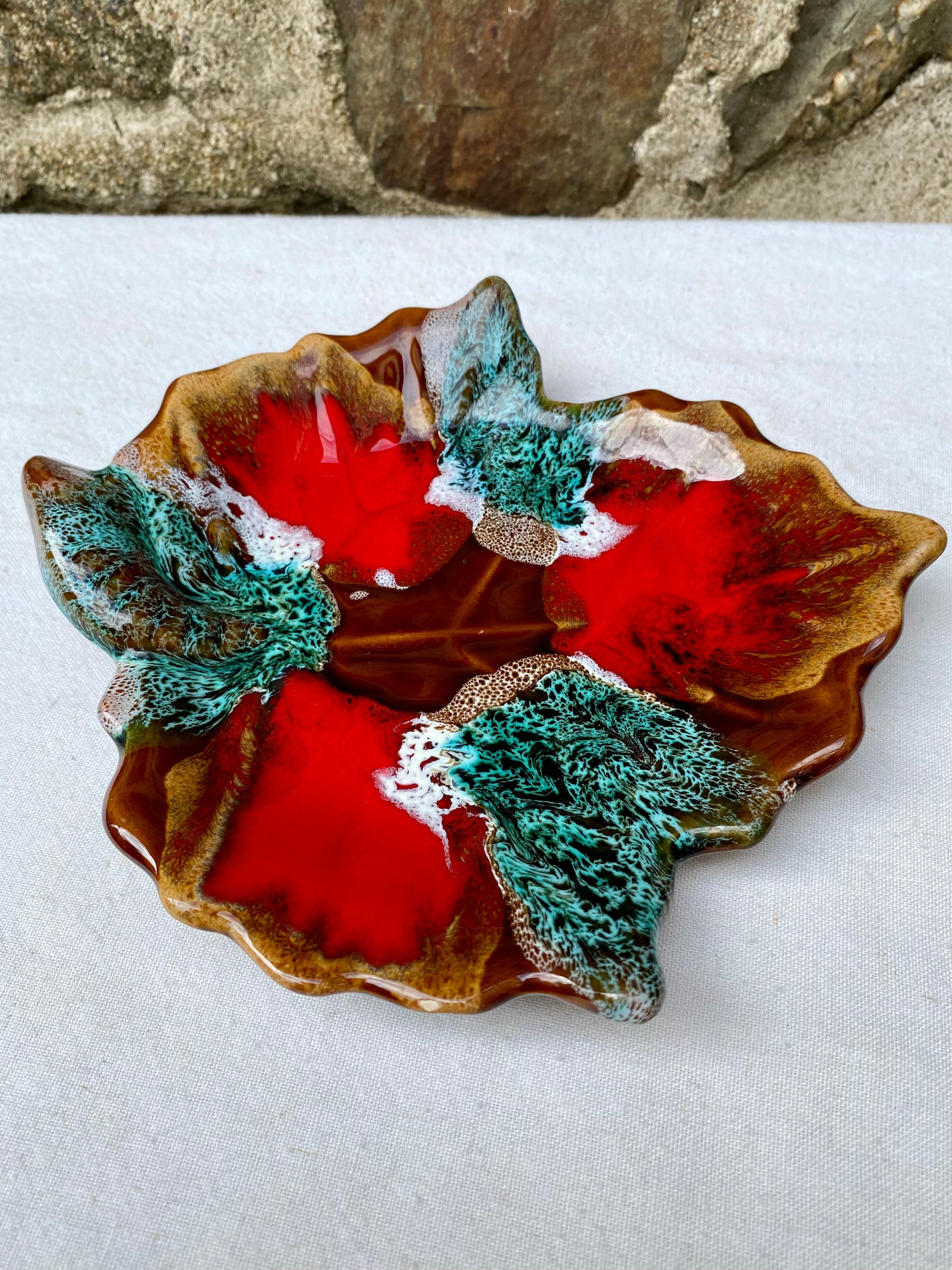 Empty Vallauris leaf-shaped pocket