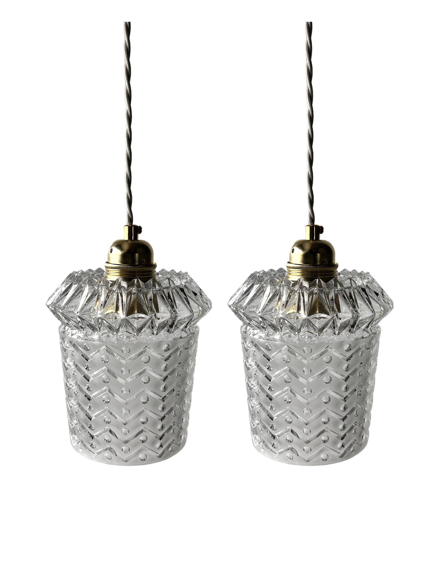 Paire de suspensions vintage en verre ciselé