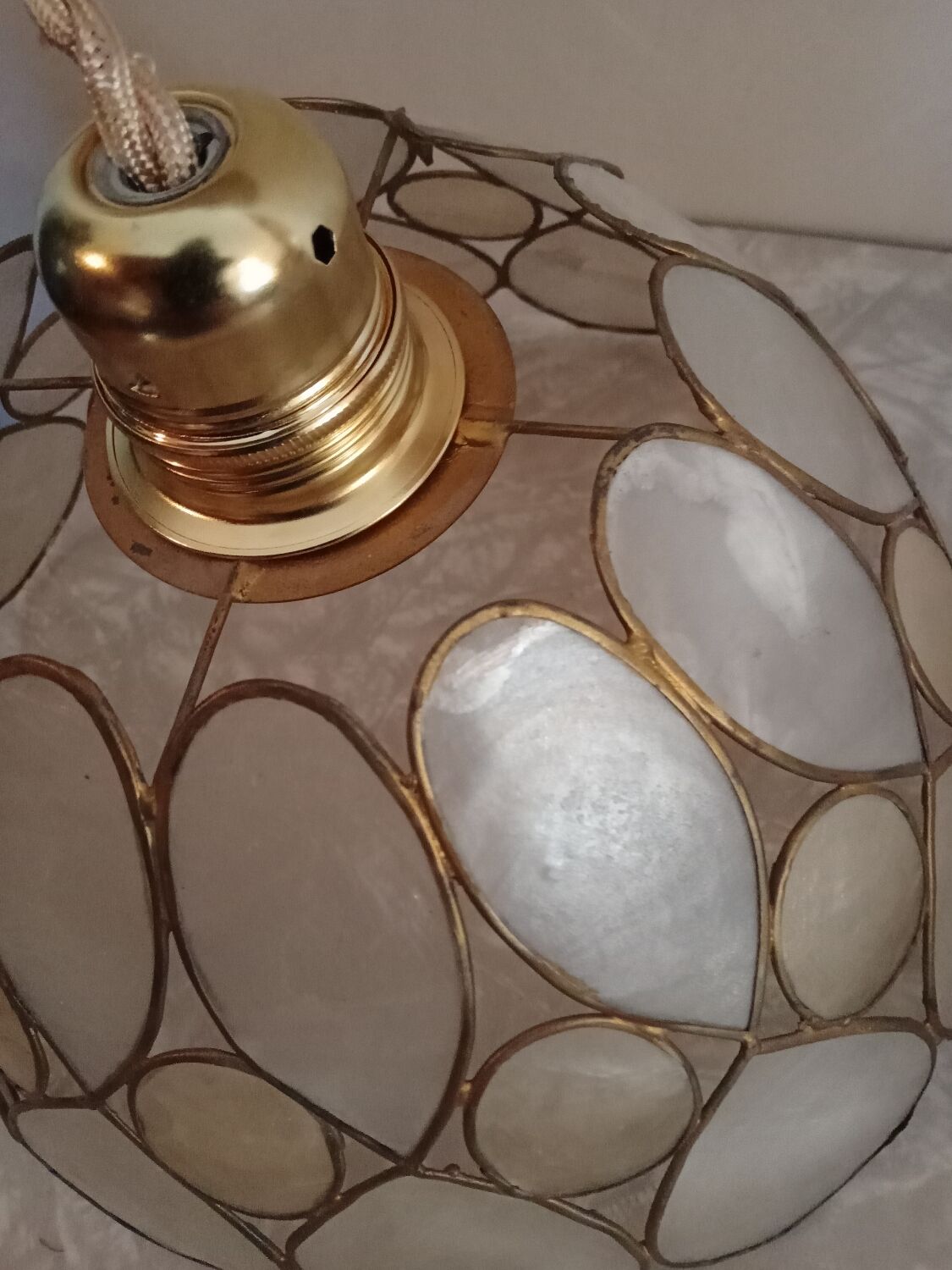 Pair of mother-of-pearl suspensions