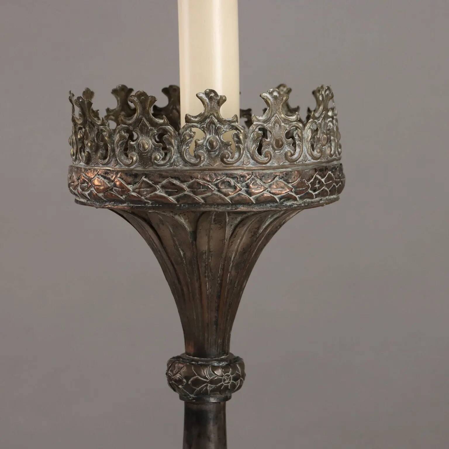 Candélabre ancien en fer et bois, Italie, XIXe siècle