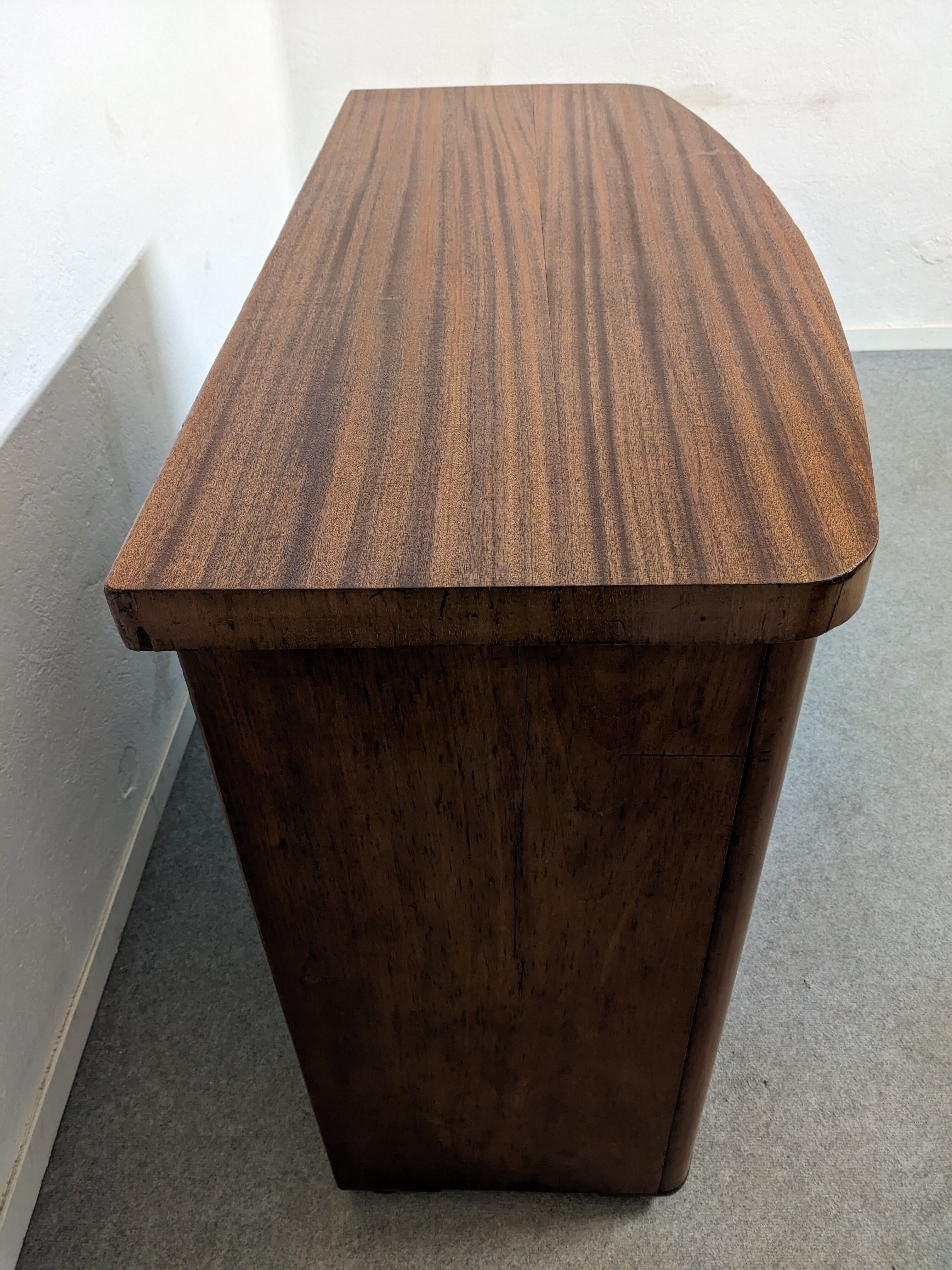 English mahogany chest of drawers circa 1900