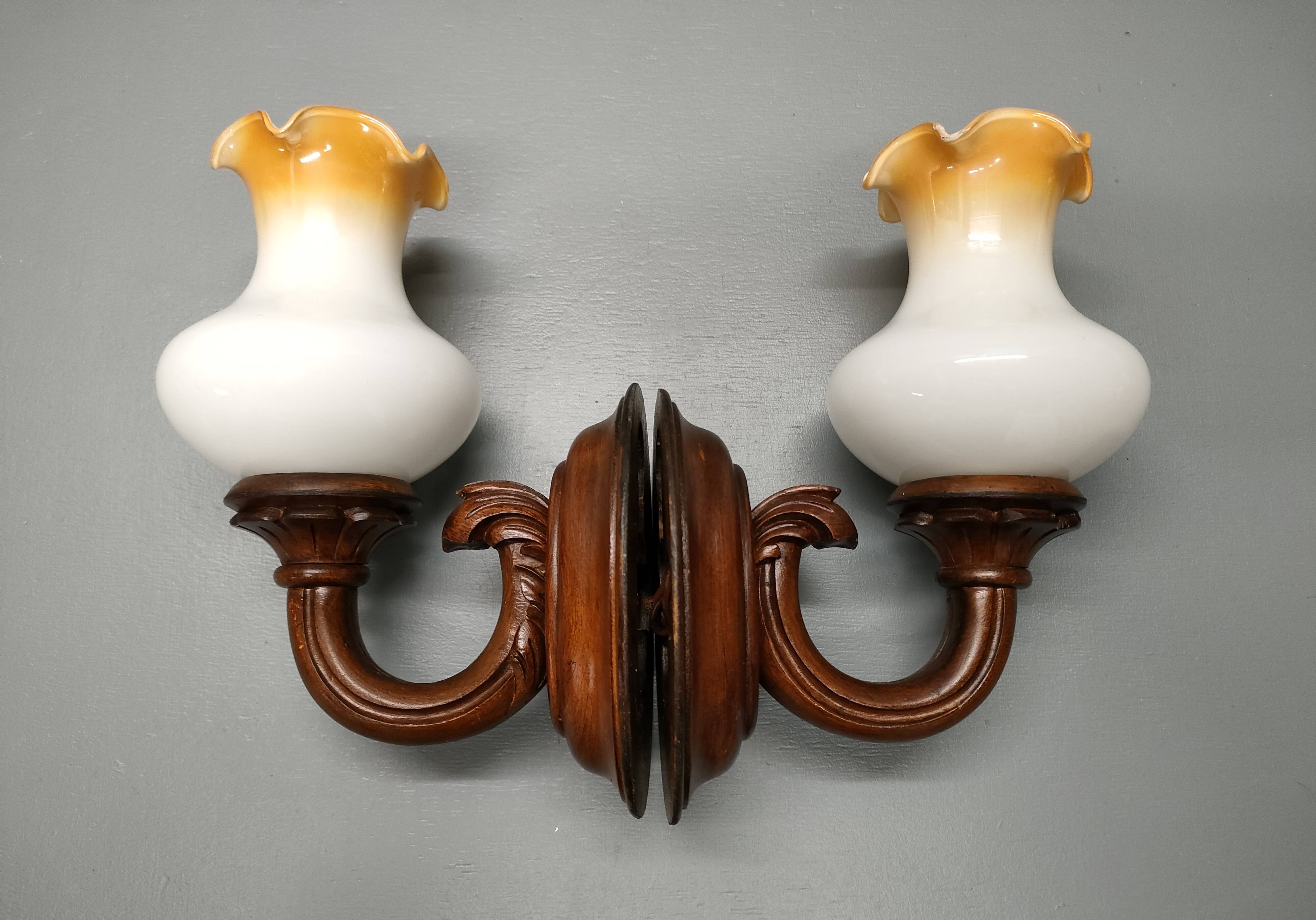 Paire d'appliques murales art-déco ~ verre opalin teinté ~ bois sculpté ~ France ~ 40's