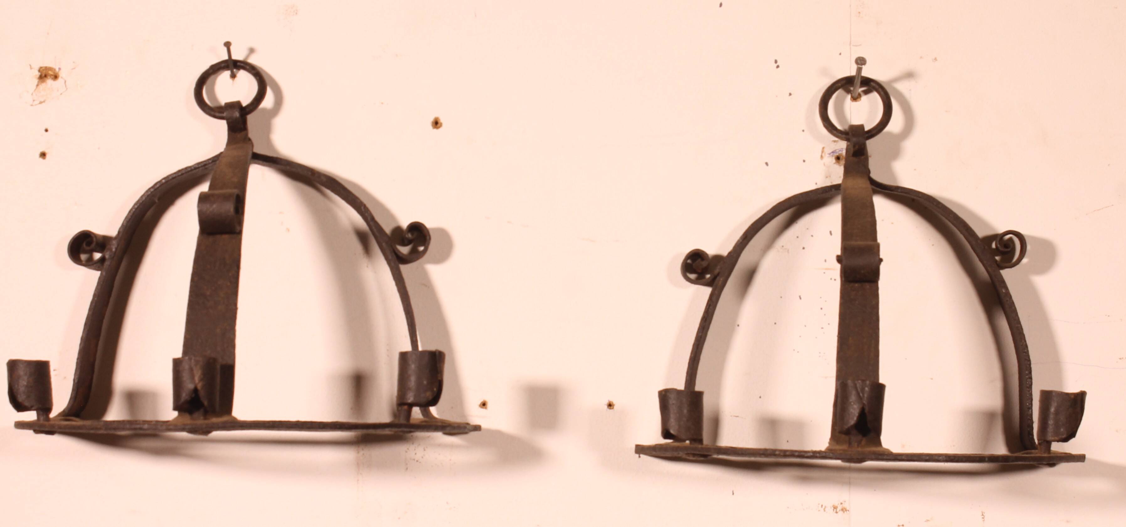 Paire d’appliques en fer forgé de style médieval