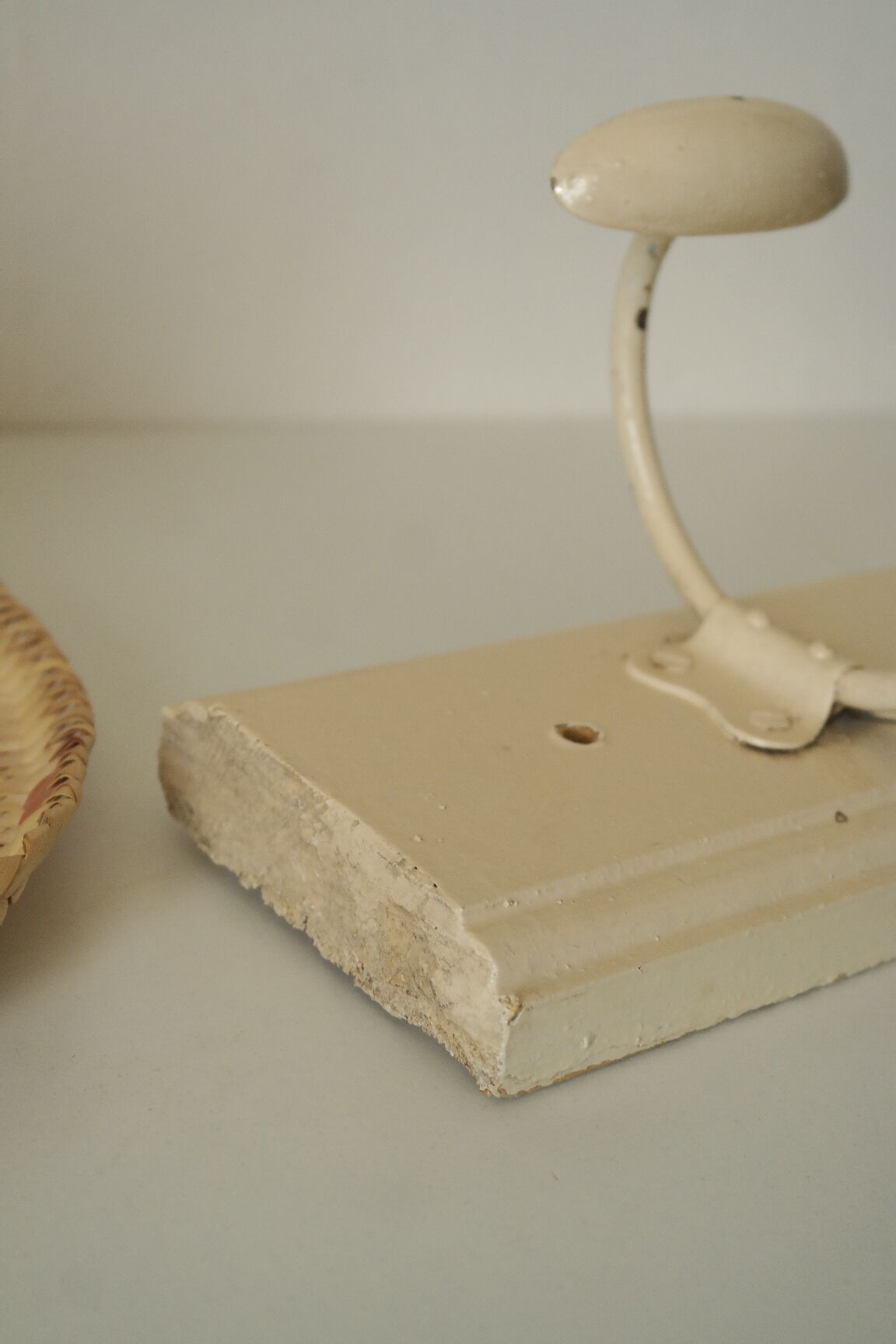 Porte manteau murale vintage bois et métal beige