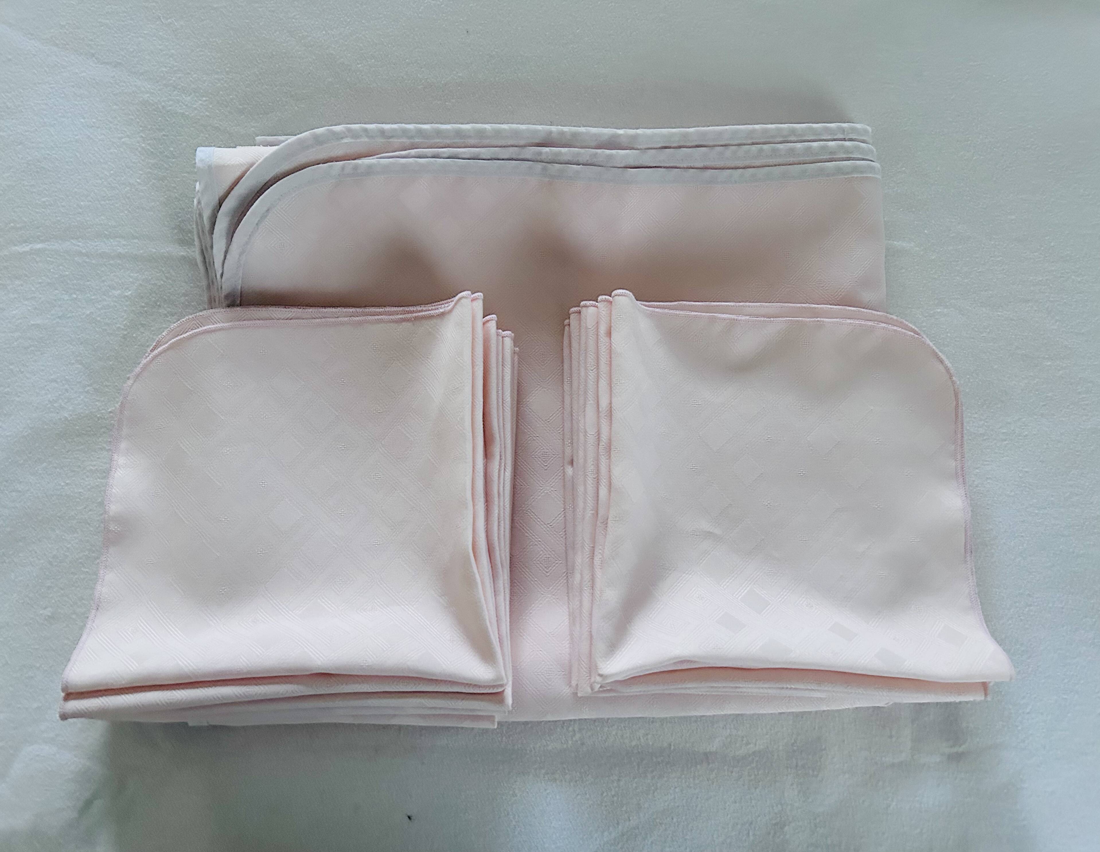 Rectangular tablecloth for 12 people and 12 napkins from Wite Lietaer, 160 cm.