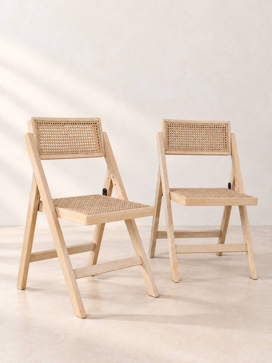 Paire de chaises pliantes en cannage et bois