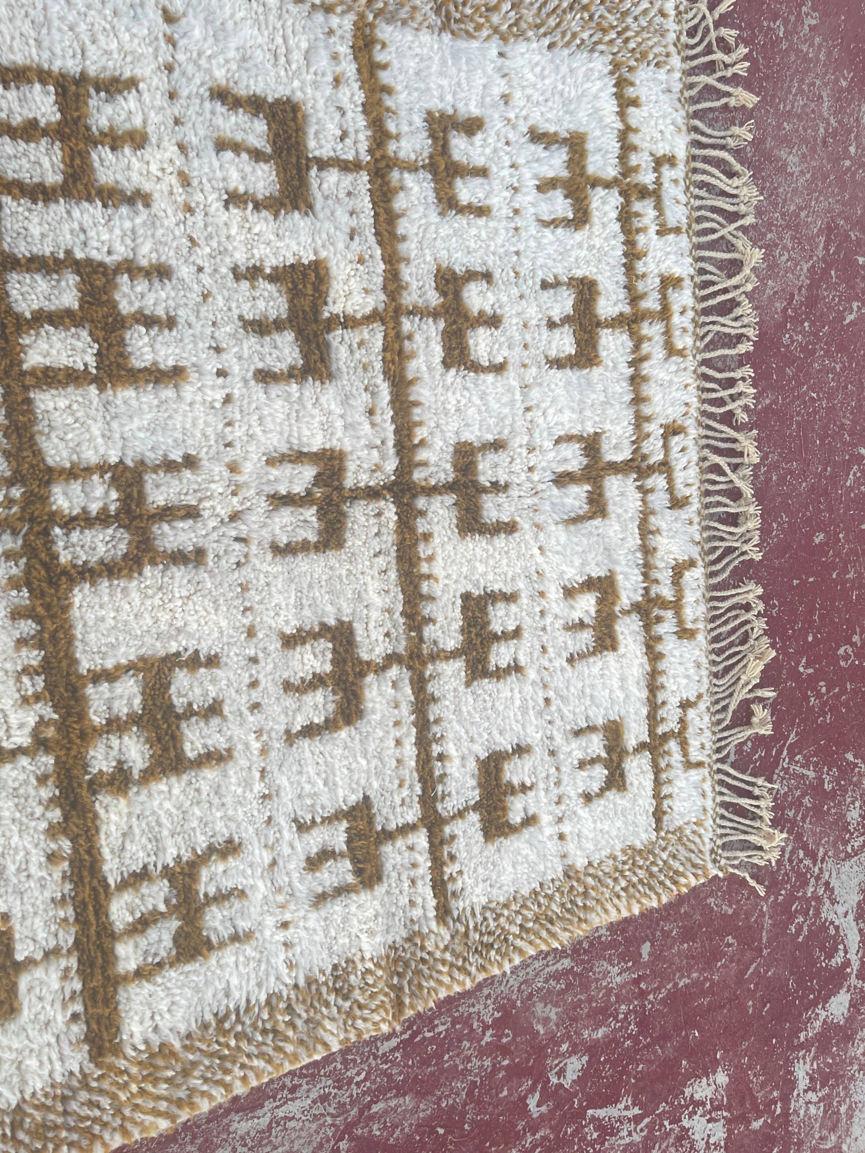 Moroccan Berber rug in cream and camel 250x200 cm – geometric patterns