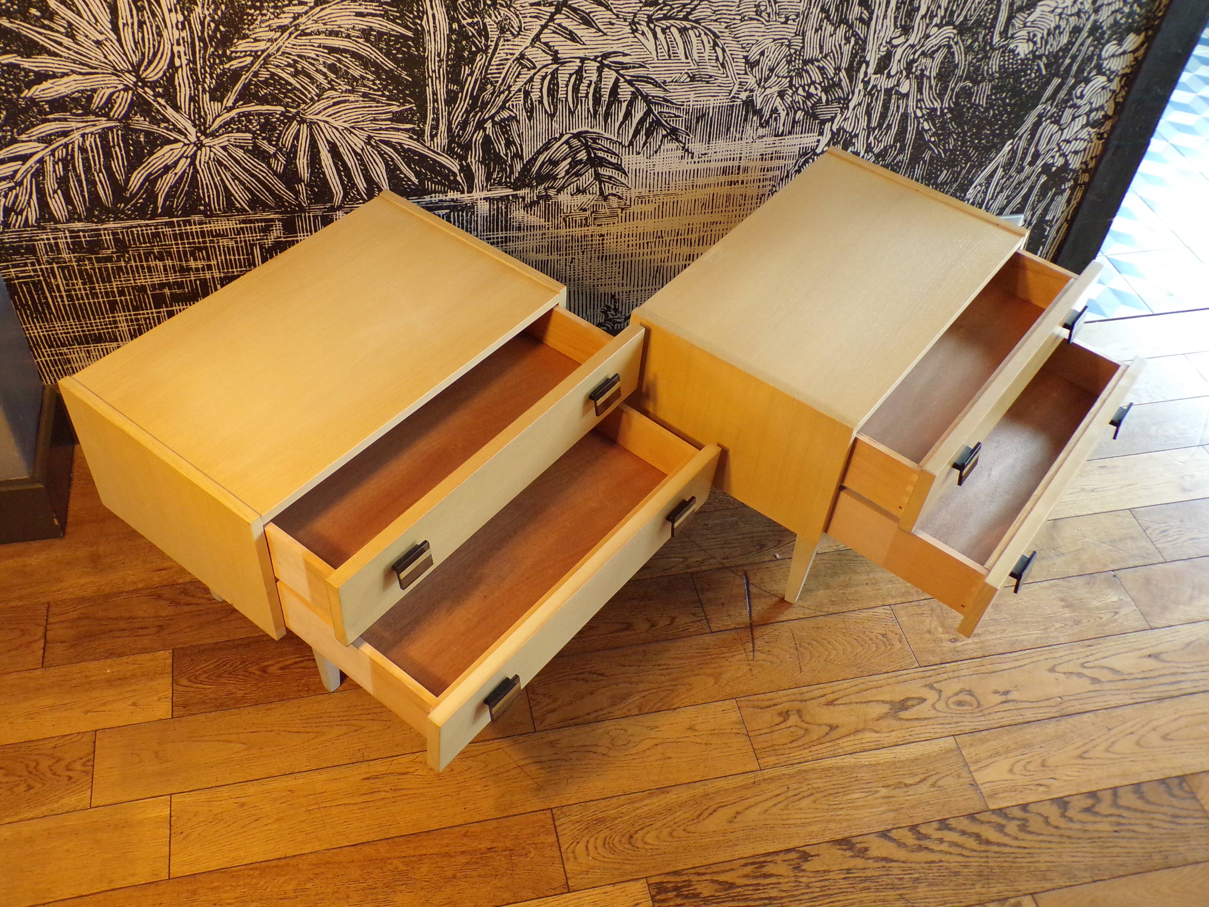 Paire de chevets vinatge en bois blanchi