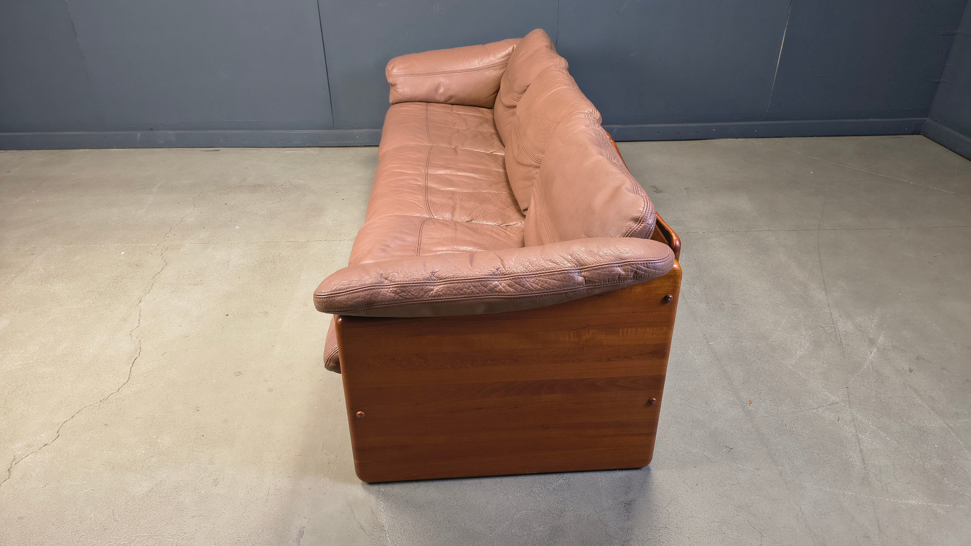 Canapé 3 places en cuir danois et teck par Mikael Laursen, années 1970.