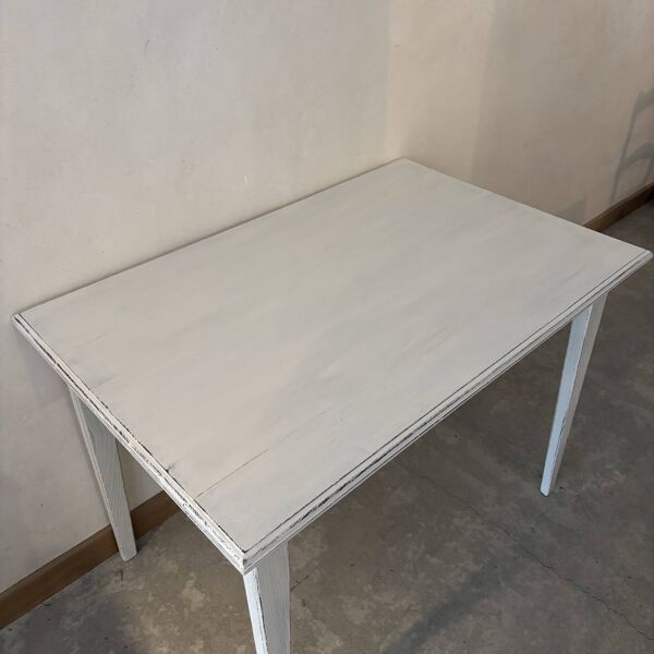 Table en bois, patine blanche