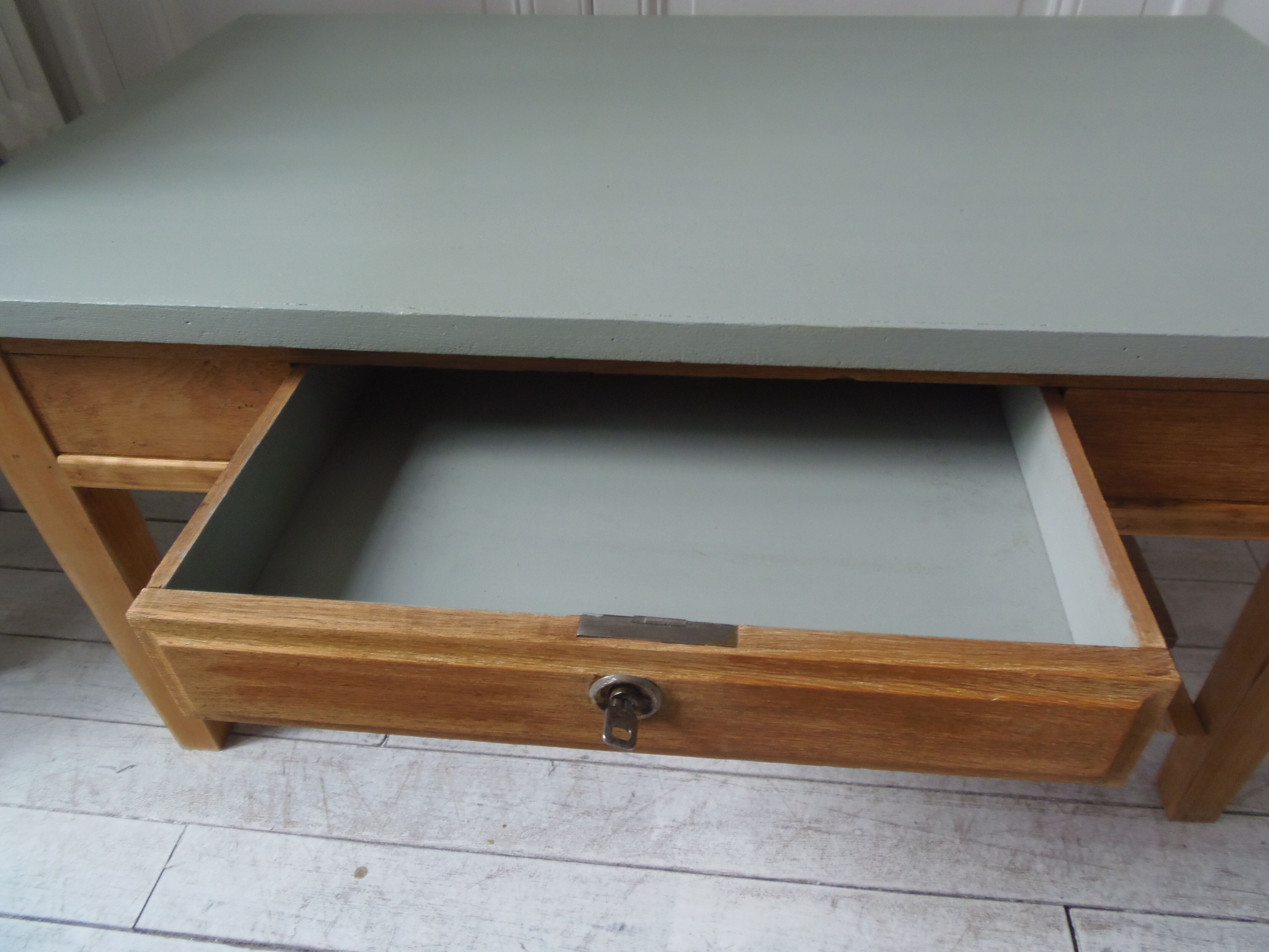 Table basse vintage, piétement, ceinture, tiroir et tablette bois, plateau vert de gris.